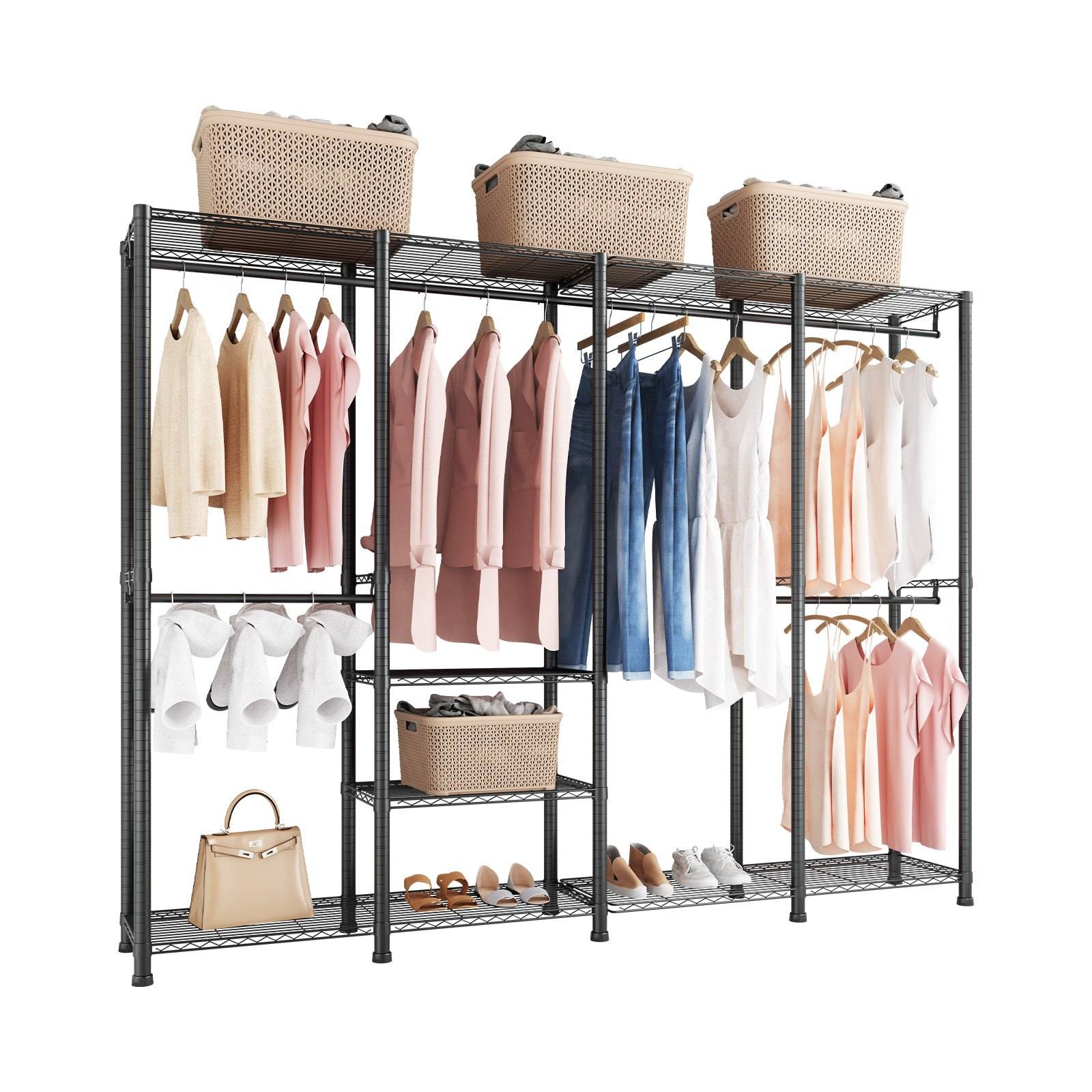 Schwarze modulare Kleiderstange aus Metall mit hängender Kleidung, Regalen, Körben, Schuhen und einer Handtasche zur Schrankspeicherung und -organisation