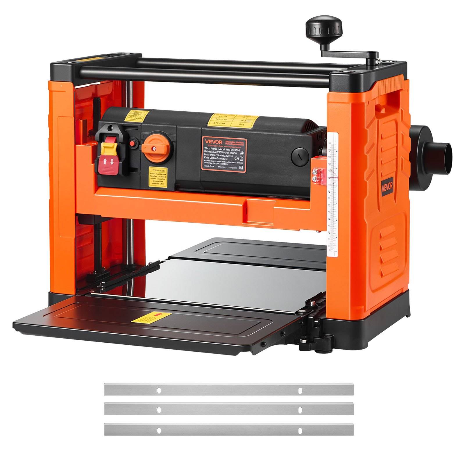 Orange-schwarzer Hobelmaschine für die Werkbank mit schwarzem oberen Gehäuse und vorderer Zuführmatte, dargestellt mit drei grauen Ersatzklingen unten.