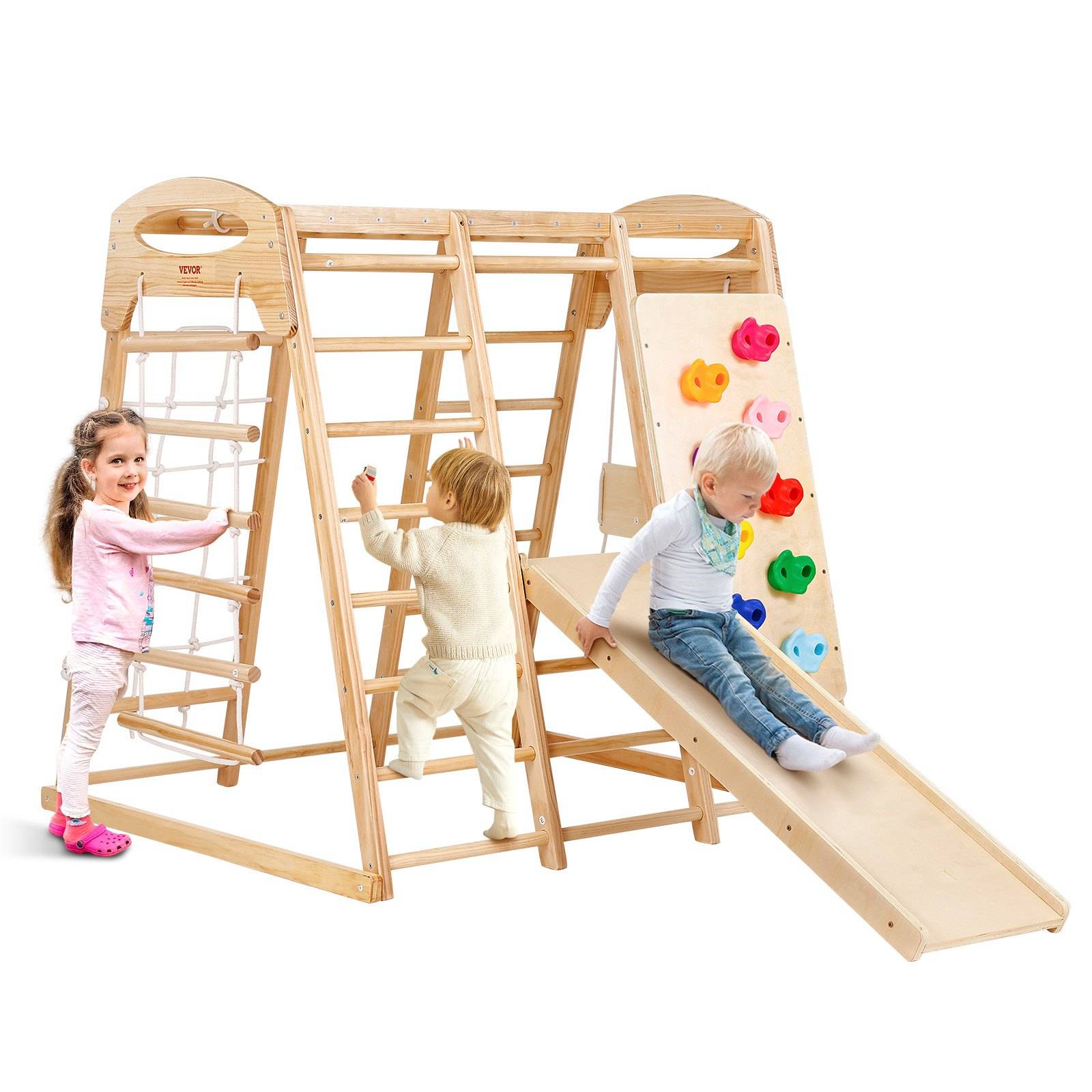 Drei Kinder spielen auf einer hölzernen Kletterlandschaft im Innenbereich mit Leiter, Rutsche und Kletterwand vor weißem Hintergrund.