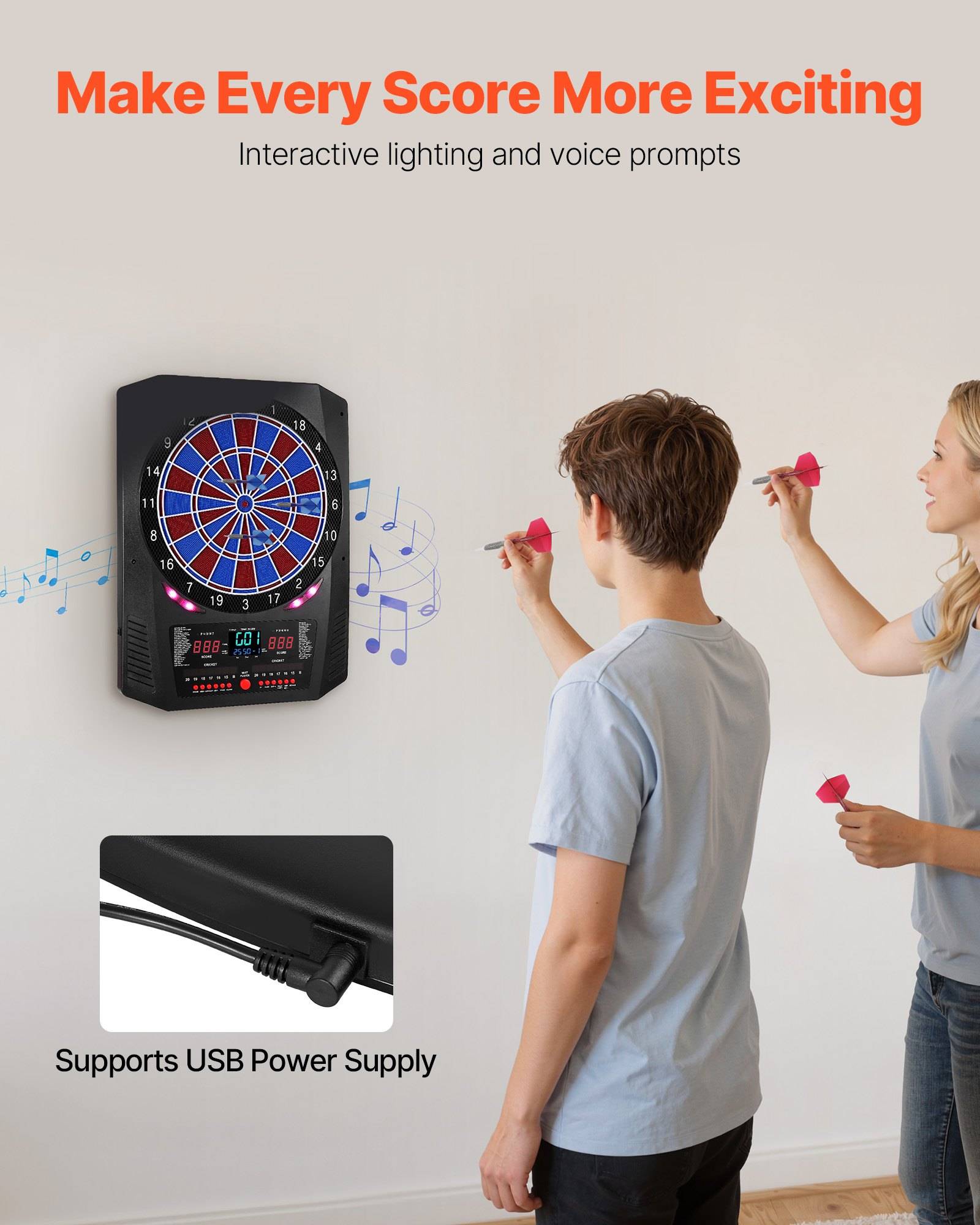 Werbebild einer elektronischen Dartscheibe mit "Interaktive Beleuchtung und Sprachansagen"" und ""Unterstützt USB-Stromversorgung""; zwei Personen zielen mit Darts darauf ab.