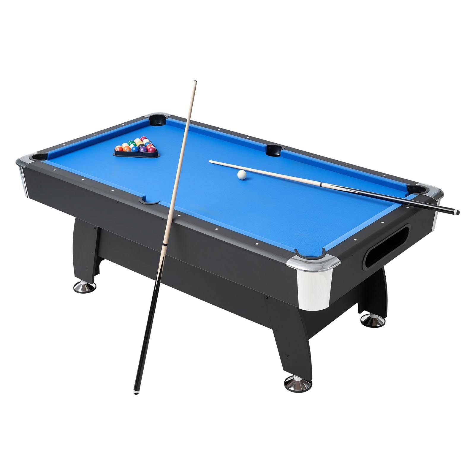 Pooltisch mit blauem Tuch, Spielball, aufgestellten Kugeln und zwei Queues isoliert auf weißem Hintergrund.