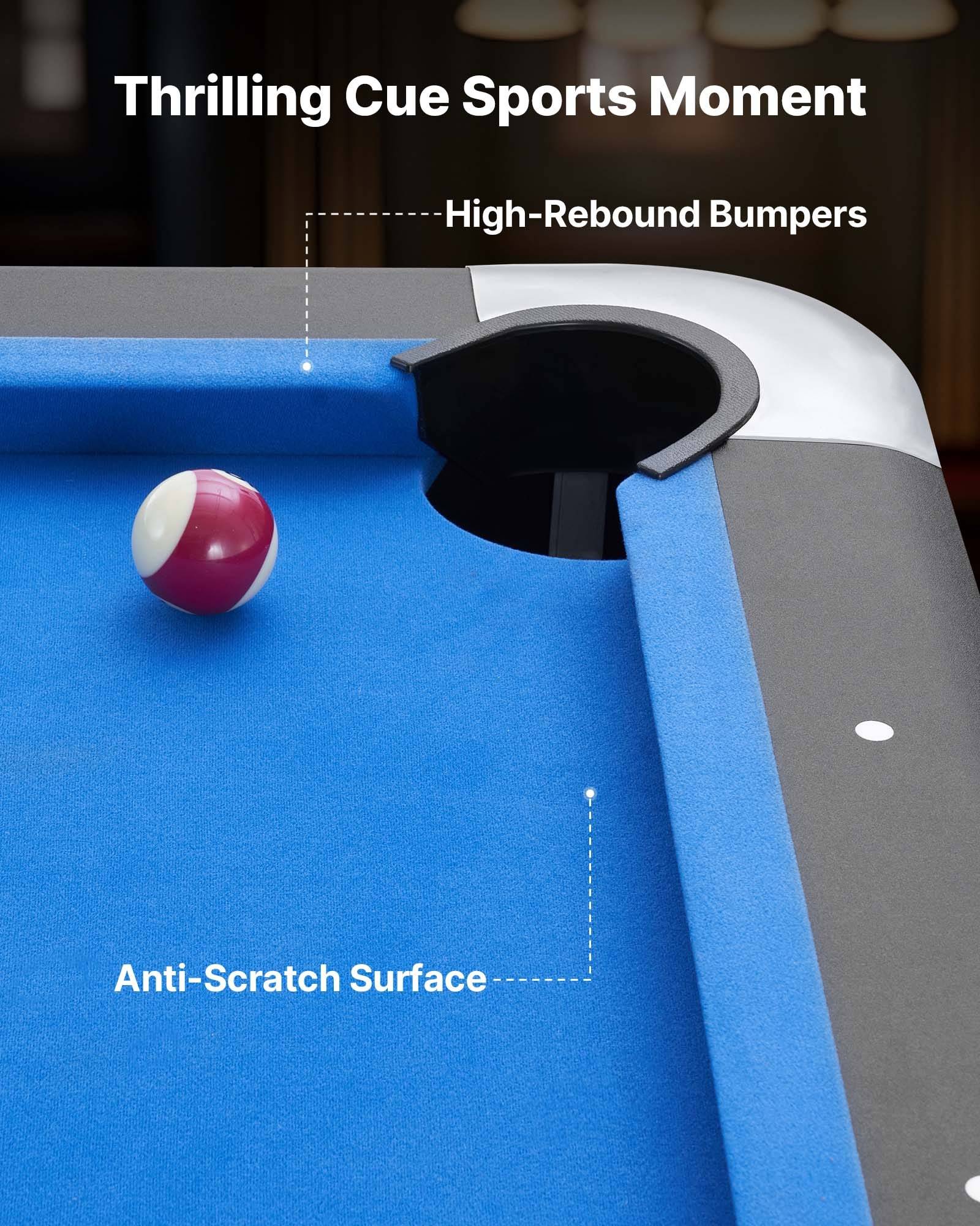 Billardtisch in Nahaufnahme mit weißer Kugel in der Nähe der Eckentasche, beschriftet mit „High-Rebound Bumpers" und „Anti-Scratch Surface"".
