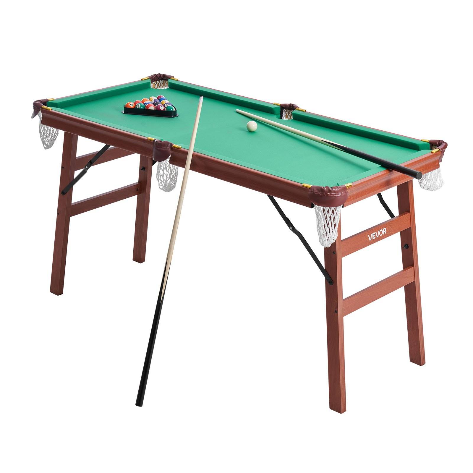 Kleiner Tisch-Billardtisch mit Queue, aufgestellten Kugeln und einer weißen Spielkugel auf weißem Hintergrund.