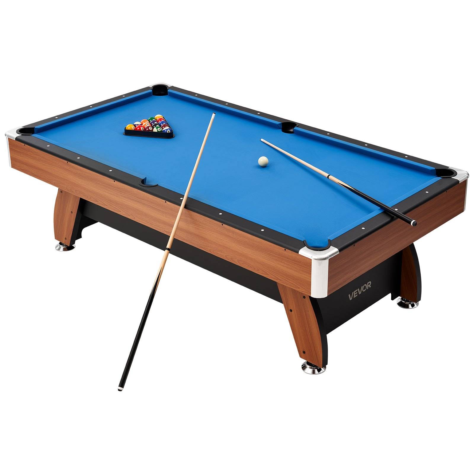 Blauer Filzpooltisch mit Spielball, aufgestellten Bällen und zwei Queues auf der Oberfläche, gezeigt auf weißem Hintergrund.