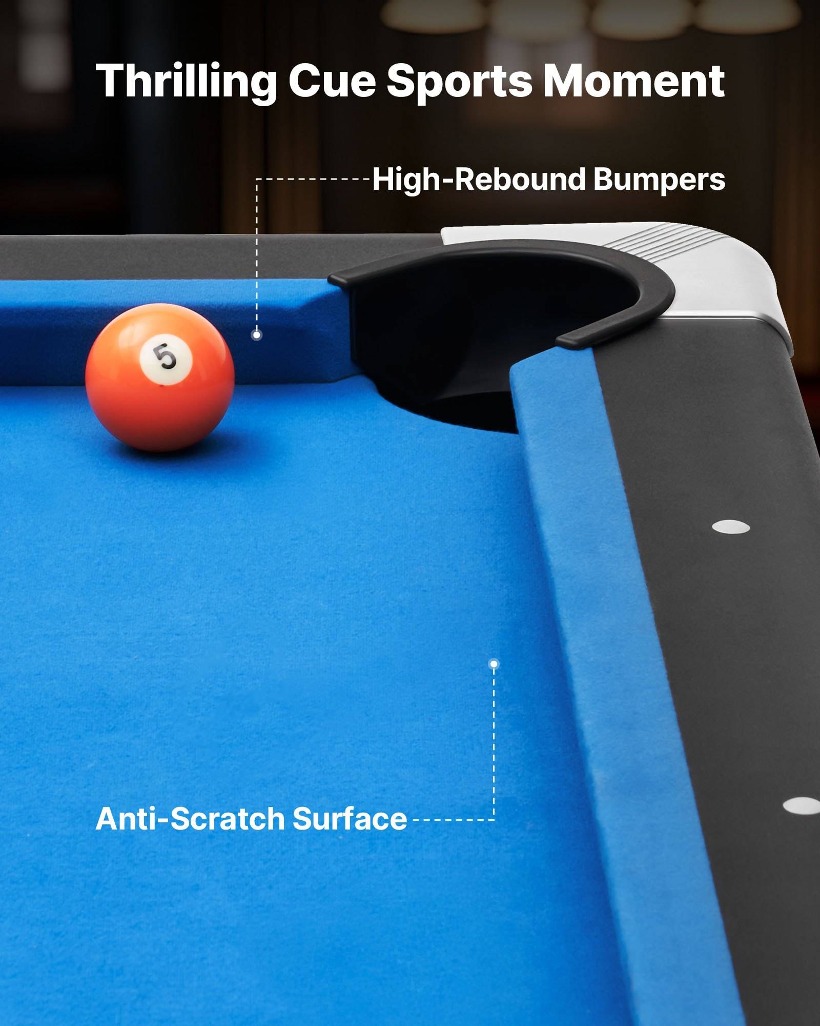 Annotierter Billiardtisch mit einer orangefarbenen Spielkugel in der Nähe der Ecklöcher, mit Beschriftungen, die "High-Rebound-Banden"" und ""Kratzfeste Oberfläche"" hervorheben.