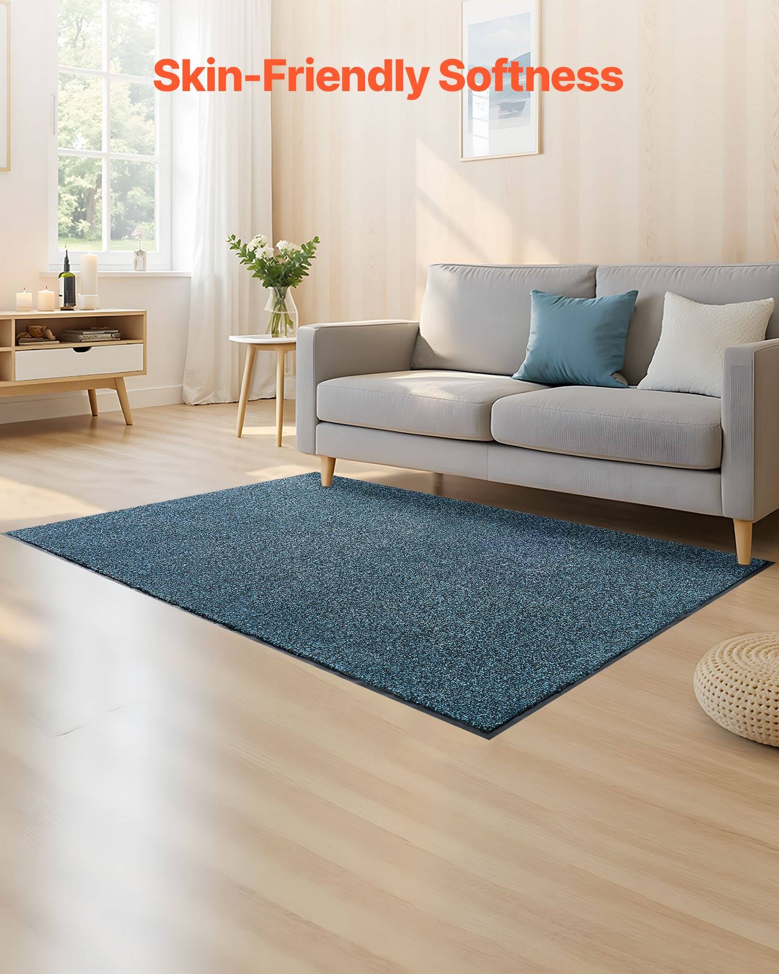 Blauer strukturierter Bereichsteppich in einem hellen Wohnzimmer mit einem Sofa, Couchtisch und dem Text „Hautfreundliche Weichheit" darüber.