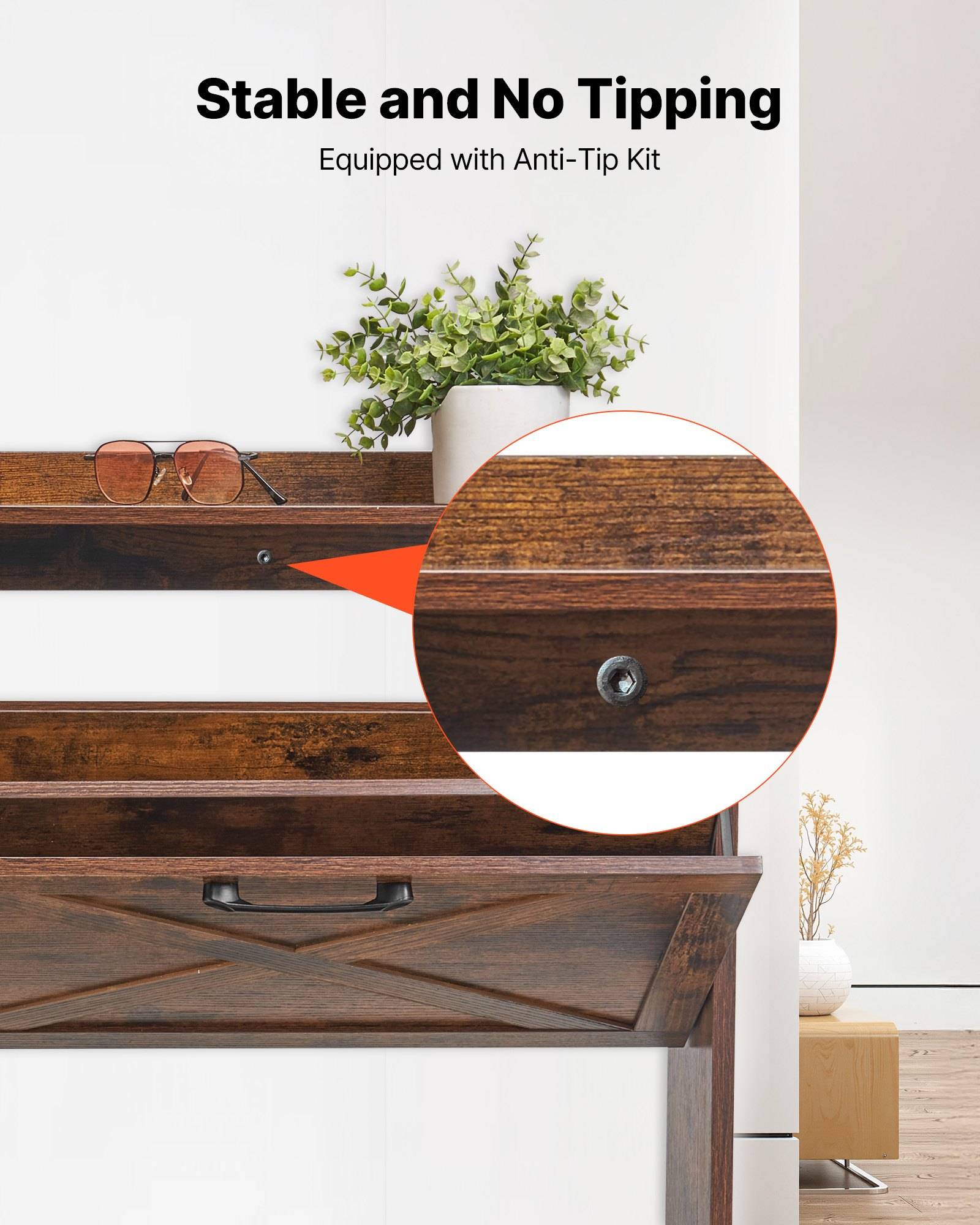 Möbel mit Anti-Kipp-Set, das stabil und nicht umkippend gezeigt wird, mit einer Nahaufnahme, die die Sicherungshardware unter einem Holzschrank hervorhebt.