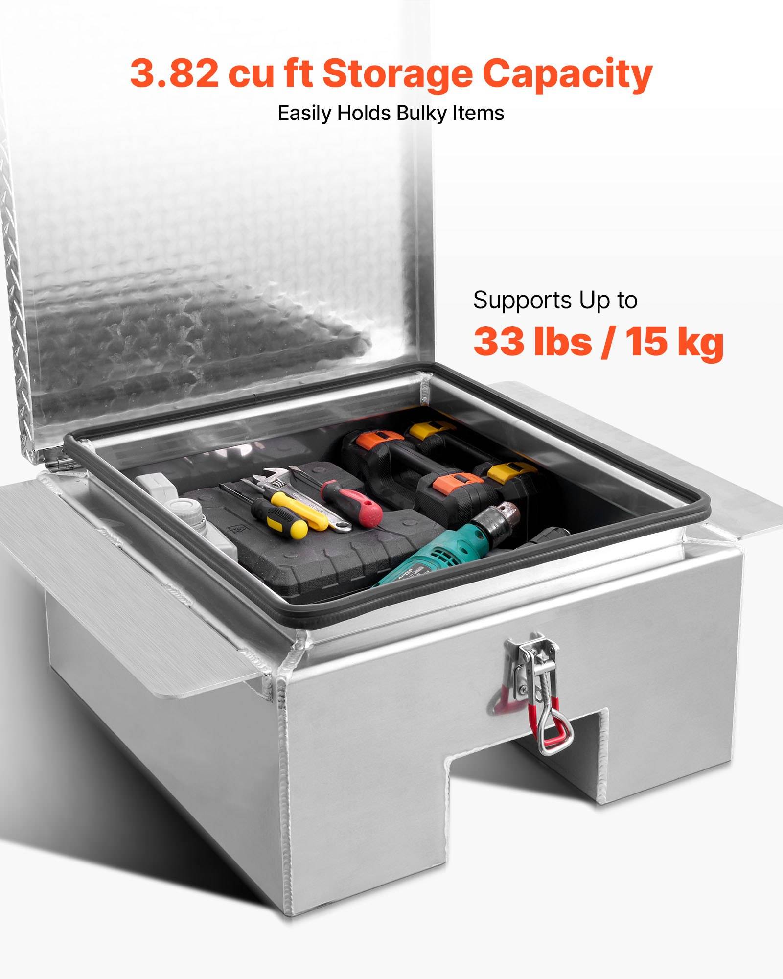 Offener Lagertruhe mit Handwerkzeugen, gekennzeichnet mit „3,82 cu ft Lagerkapazität" und „Trägt bis zu 33 lbs / 15 kg"".