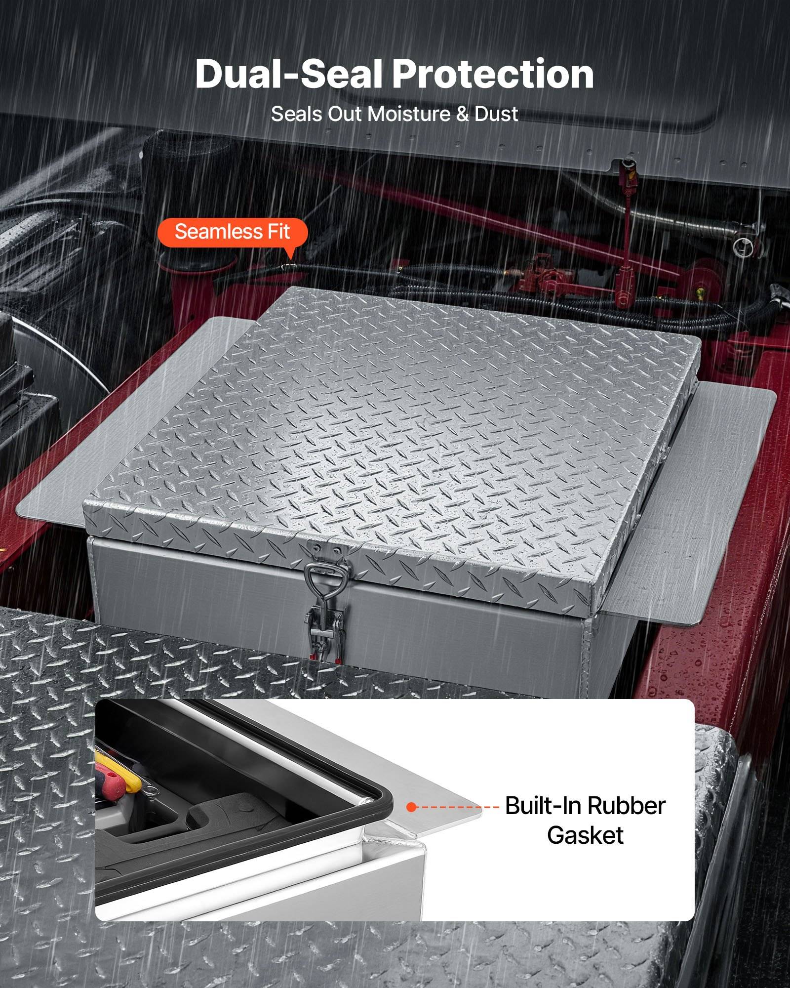 Lasterilagerbox im starken Regen mit 'Dual-Seal Protection' und Beschriftungen 'Seamless Fit' und 'Built-In Rubber Gasket', die Feuchtigkeits- und Staubdichtung zeigt.