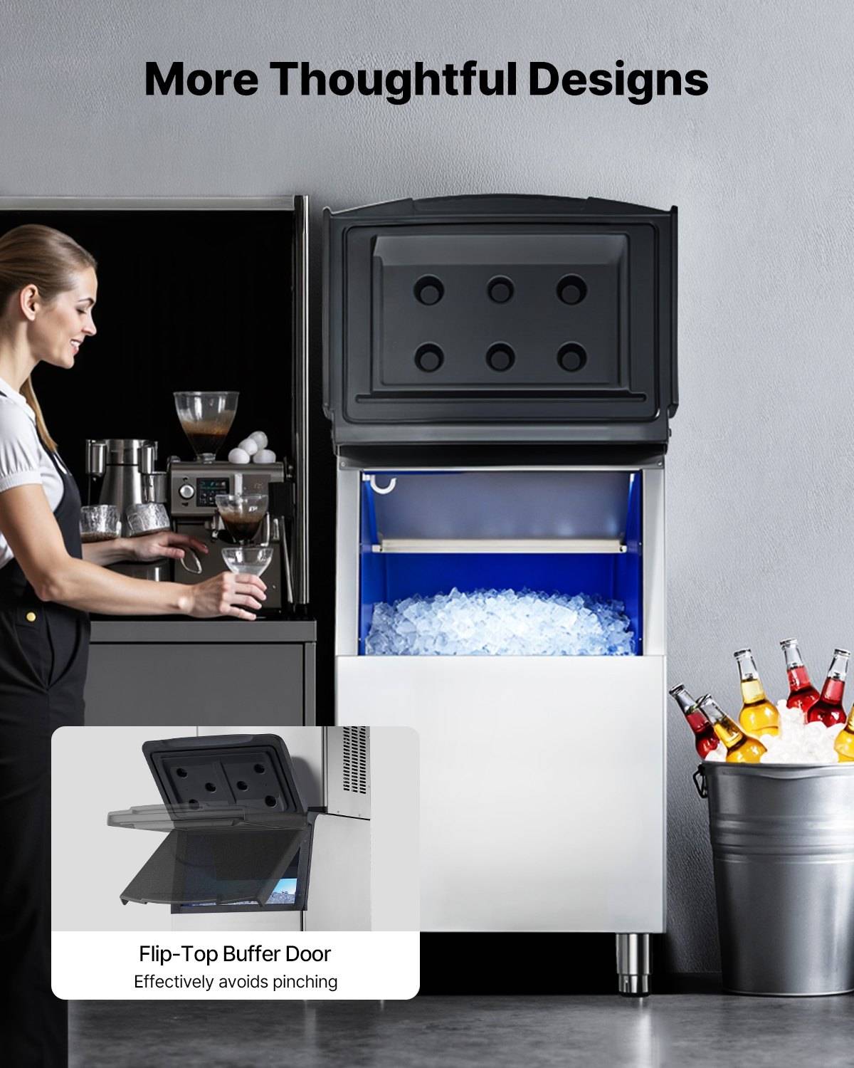 Kommerzielle Eismaschine mit Flip-Top-Puffertür, gezeigt mit einem Barkeeper, der sie benutzt; die Beschriftung sagt „Durchdachte Designs" und „Vermeidet effektiv das Einklemmen"".