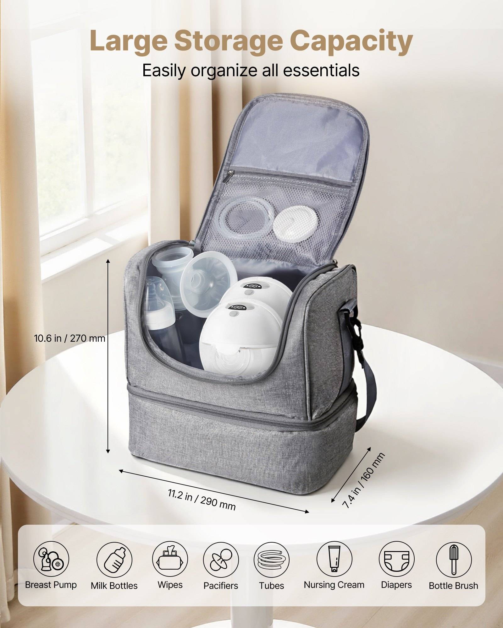 Grauer Baby-Organizer-Beutel mit geöffnetem Deckel, der Flaschen, Tücher, Schnuller, Tuben, Creme, Windeln und Bürste zeigt; gekennzeichnet mit großer Speicherkapazität und Abmessungen.