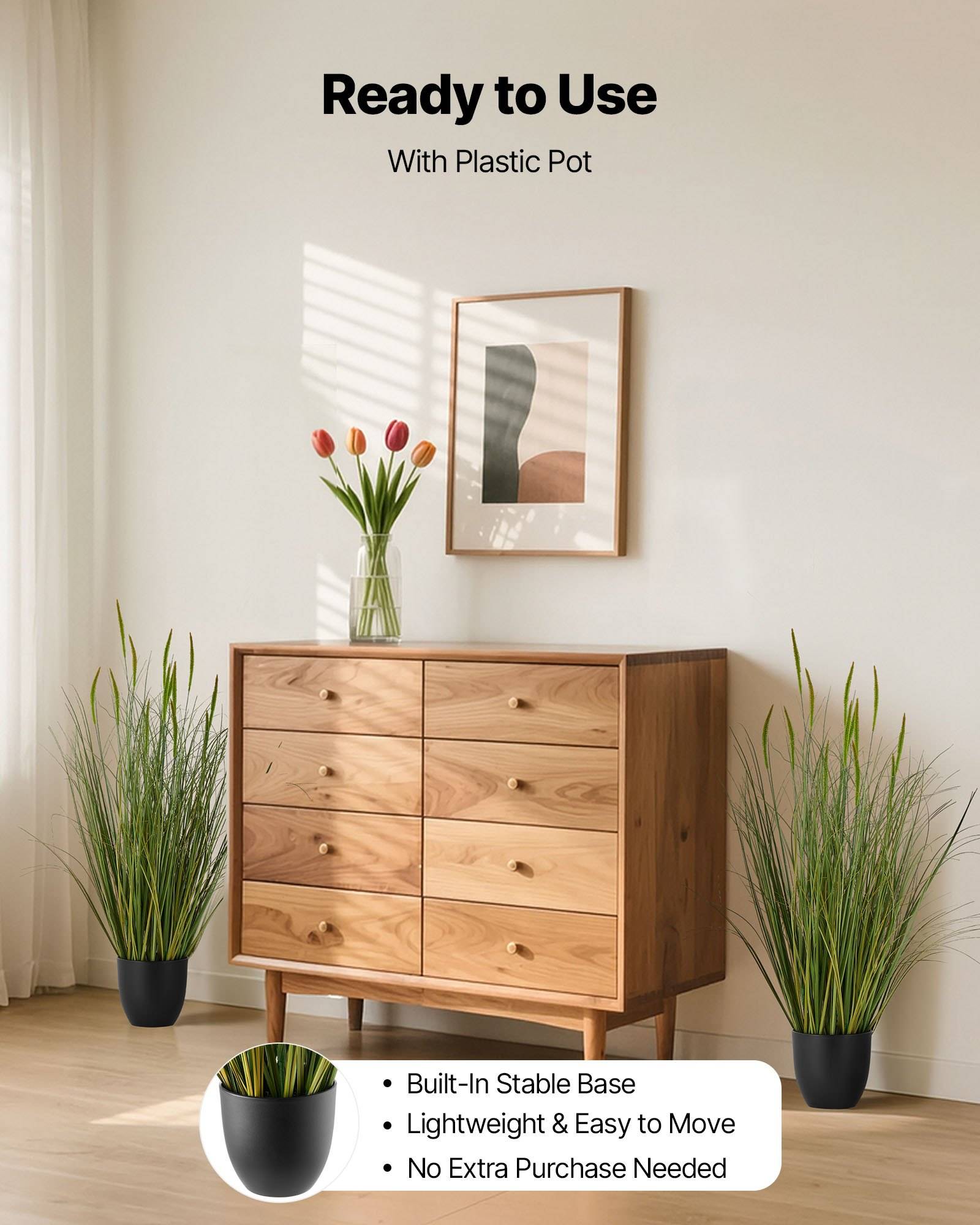 Holzkommode mit acht Schubladen in einem Zimmer, gestaltet mit Pflanzen und Vase; Text sagt „Einsatzbereit" und „Mit Kunststofftopf"" mit Aufzählungspunkten über eingebaute Basis, leicht zu transportieren und kein zusätzlicher Kauf erforderlich.