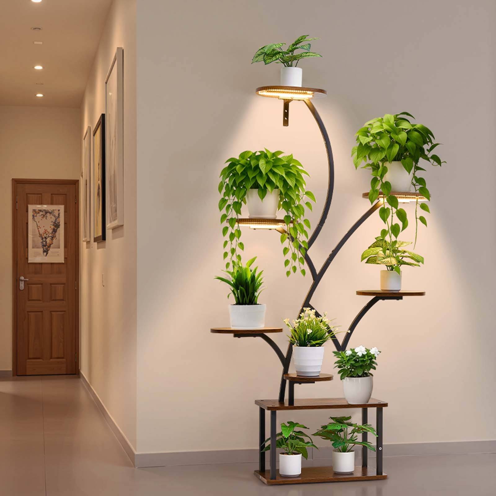 Innenhallway mit einem dekorativen schwarzen Metallpflanzenständer, der mehrere Töpfe mit grünen Pflanzen gegen eine beige Wand hält.