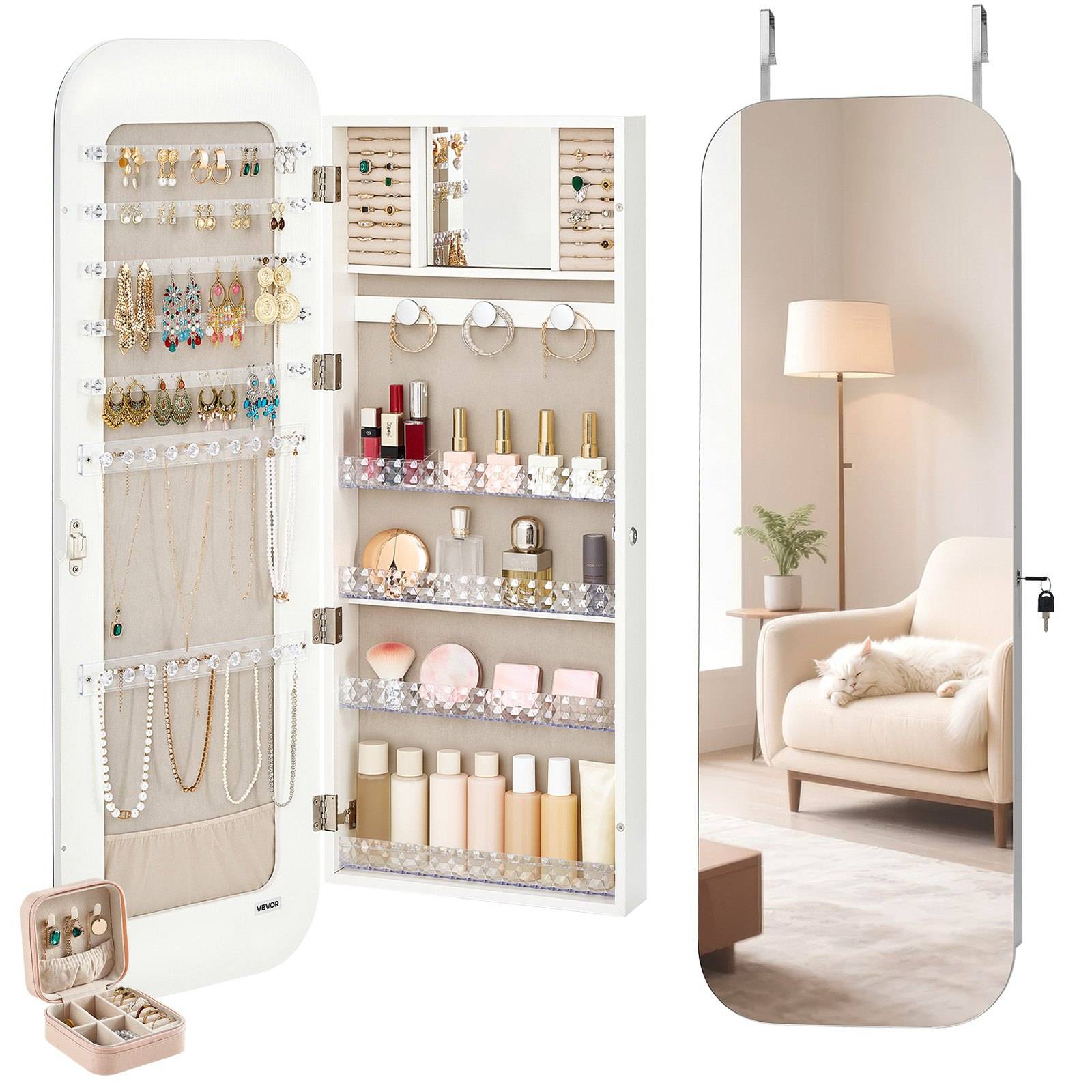 Ein verspiegelter Schmuckorganizer-Schrank mit offener Tür, der Ohrringe, Halsketten, Ringe und Kosmetik zeigt, plus eine kleine Reise-Schmuckschatulle und einen Ganzkörperspiegel, der einen Stuhl und eine Lampe reflektiert.