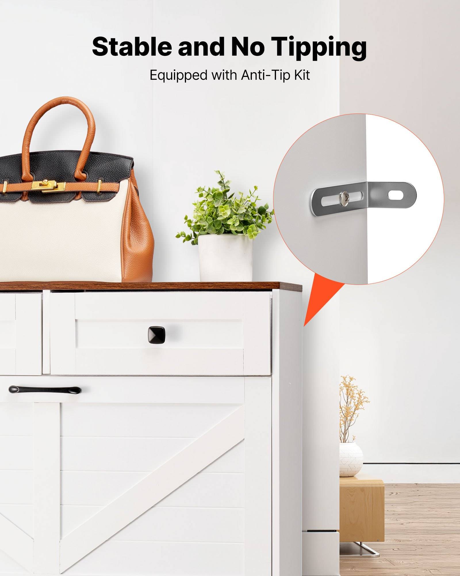 Weißer Schrank mit Handtasche und Pflanze, gezeigt mit Inset einer Anti-Kipp-Wandhalterung; Text liest „Stabil und kein Umkippen" und „Ausgestattet mit Anti-Kipp-Kit"".