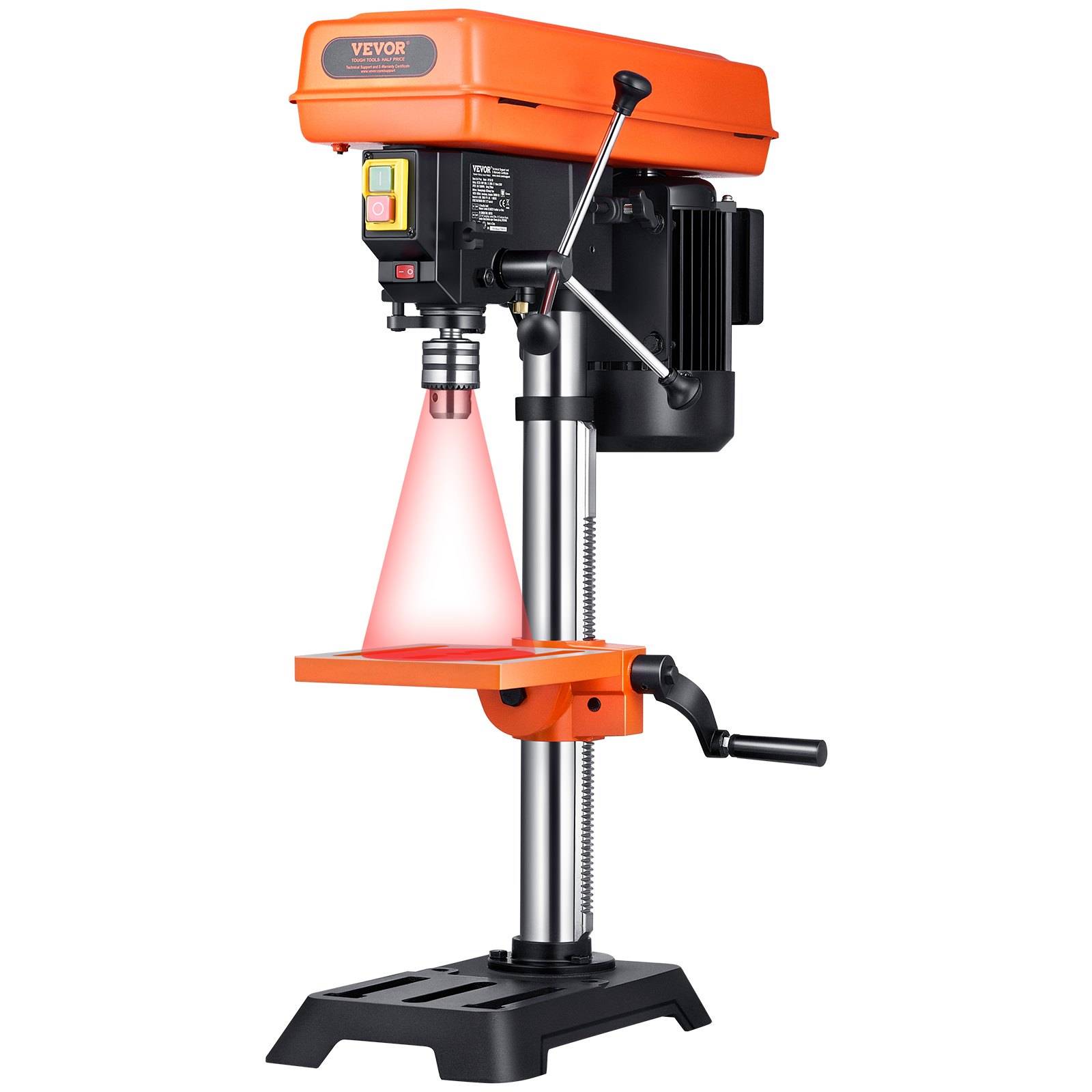 Orange-schwarze Bohrmaschine mit verstellbarem Arbeitstisch und Handkurbel, gezeigt mit einem roten Bohrbalken unter der Bohrfutter.