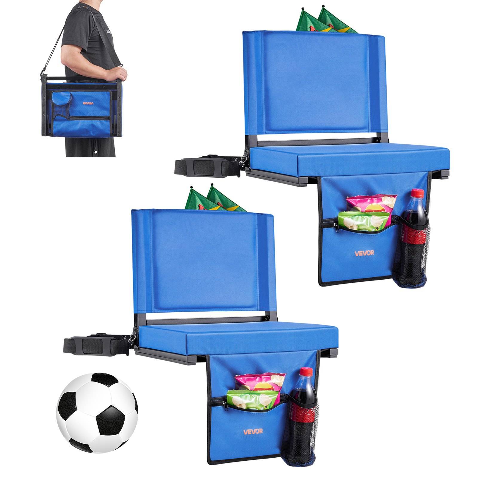 Blauer zusammenklappbarer Stadionsitz mit Rückenlehne und Aufbewahrungstasche, über der Schulter getragen und geöffnet mit Snacks und einem Getränk, neben einem Fußball.