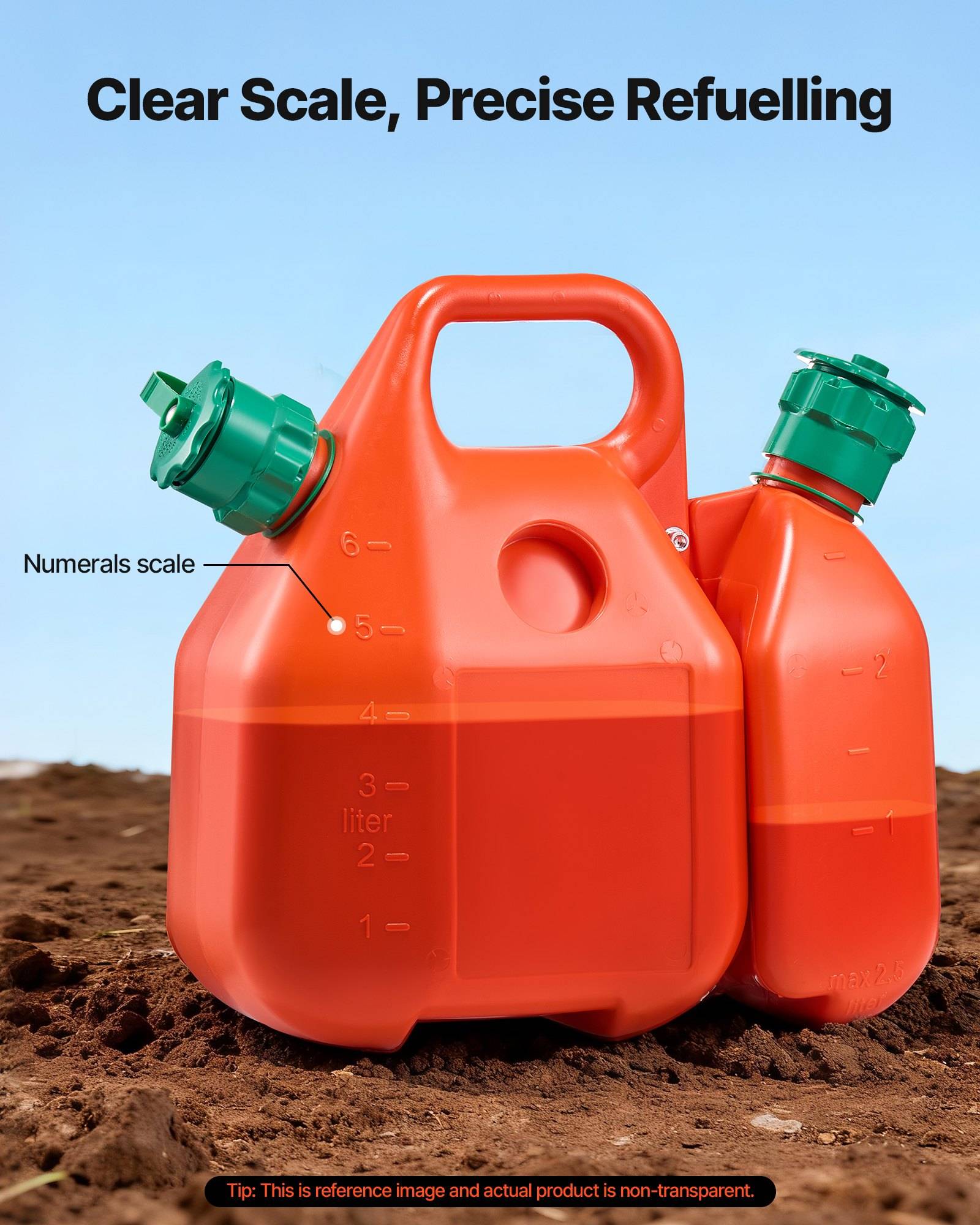 Zwei orangefarbene Benzinkanister mit grünen Deckeln auf Erde; einer ist transparent und zeigt eine klare Messskala mit Text „Clear Scale, Precise Refuelling" und „Numerals scale"".