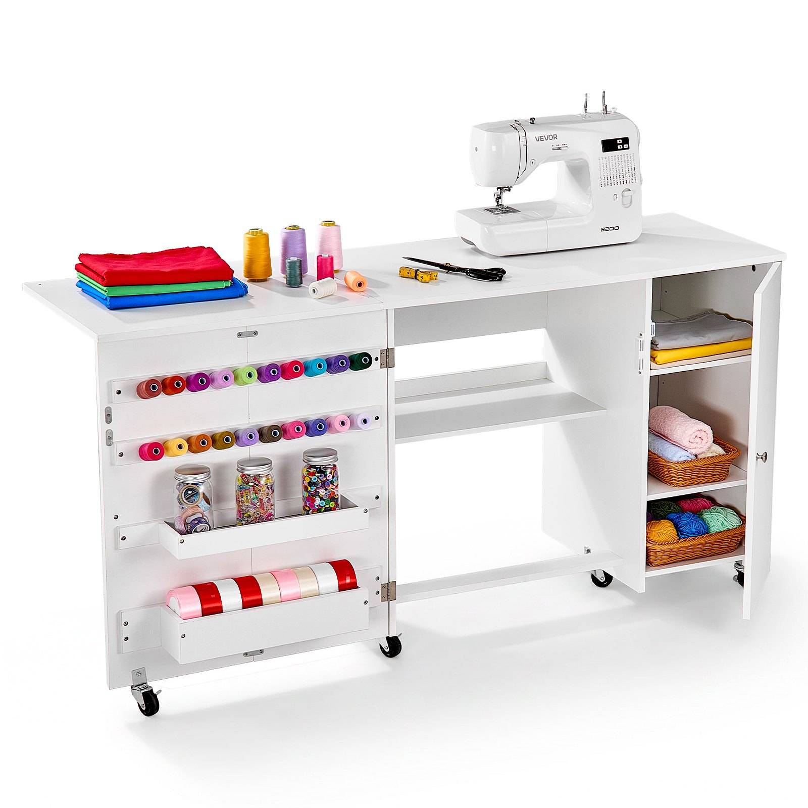 Weißer Nähschrank mit integrierter Nähmaschine, offene Lagerung für Faden, Stoff und Zubehör, und eine zentrale ausziehbare Arbeitsfläche auf Rollen.