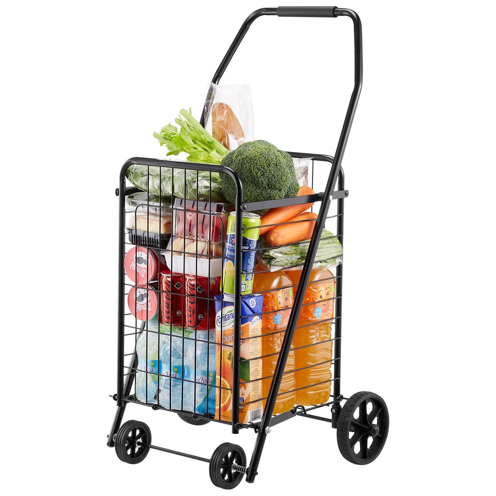 Ein rollbarer Draht-Einkaufswagen gefüllt mit Lebensmitteln, einschließlich Obst und Gemüse, Getränken und verpackten Lebensmitteln, vor weißem Hintergrund dargestellt.