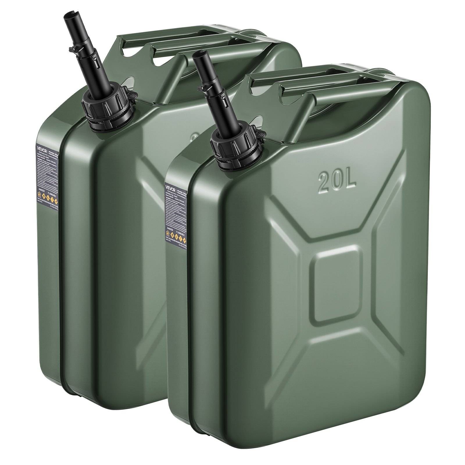 Zwei grüne 20-Liter-Benzinkanister mit schwarzen Ausgießern, nebeneinander auf weißem Hintergrund dargestellt.