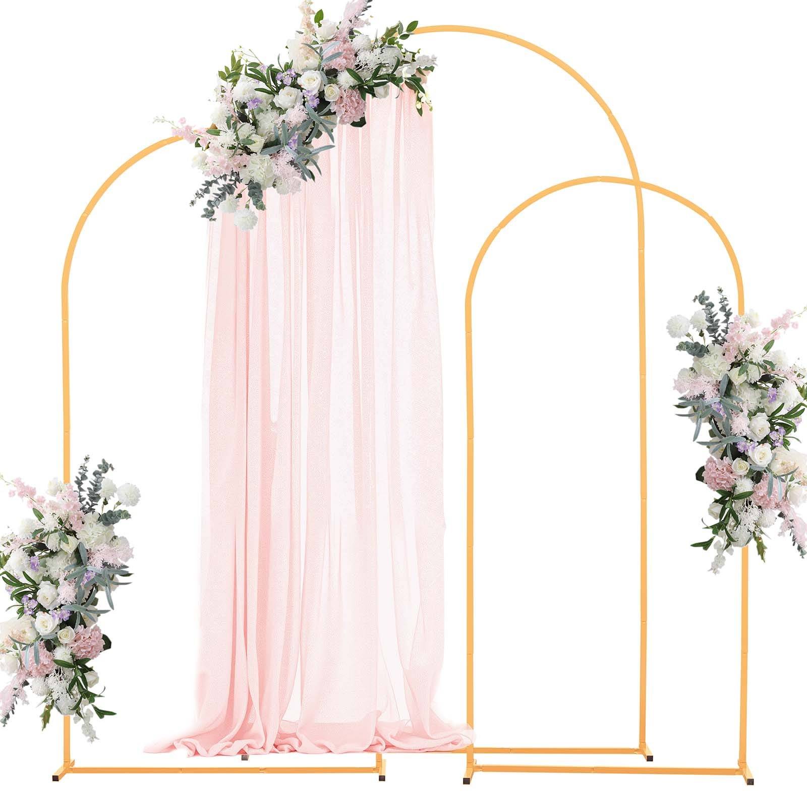 Rosa drapierter Blumen-Hochzeitshintergrund mit drei goldenen Bogenbahmen und Pastellblumenarrangements, die eine romantische Zeremoniedarstellung schaffen.
