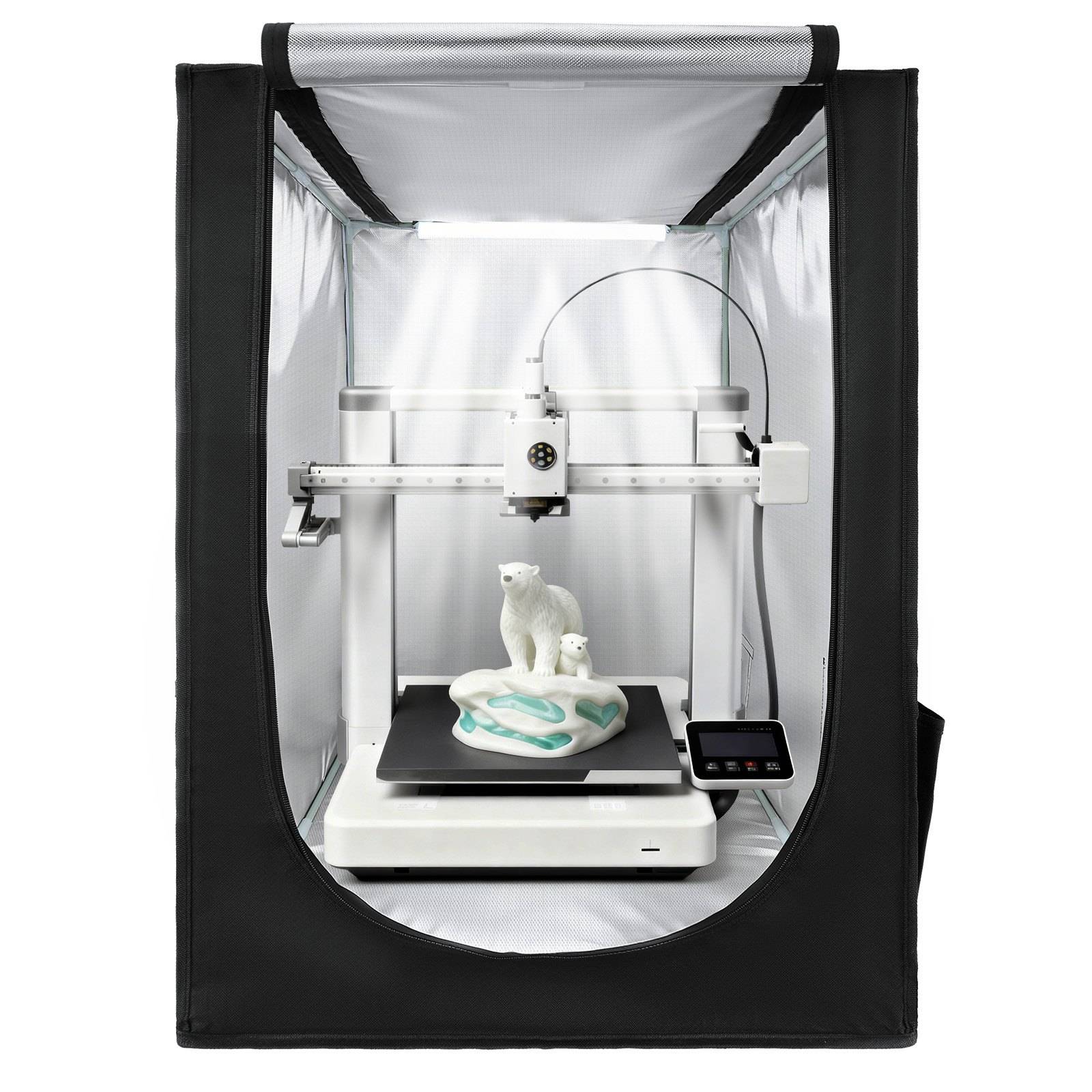 Ein 3D-Drucker in einem Gehäuse druckt eine kleine Eisbär-Figur auf der Druckplattform.
