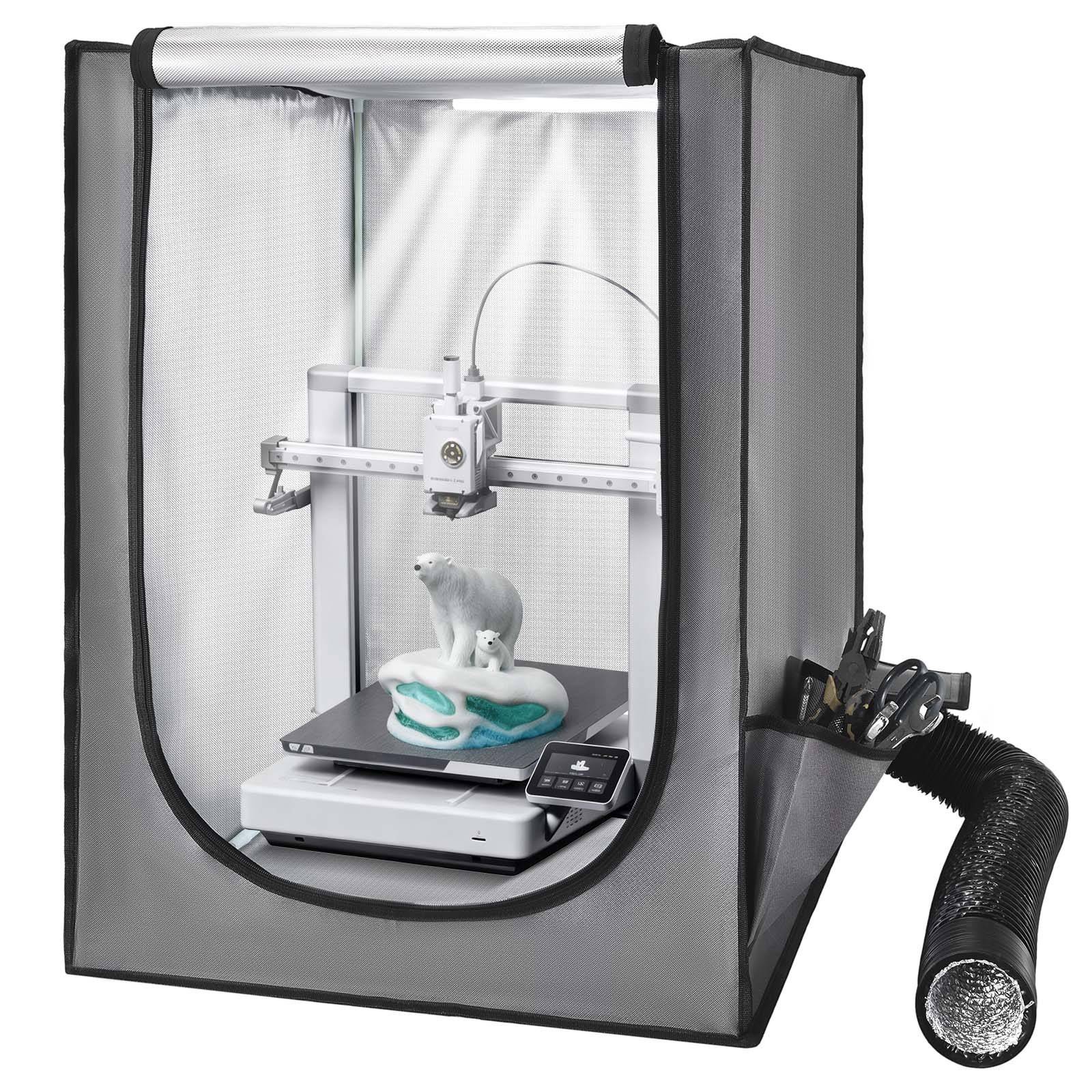 Ein geschlossener 3D-Drucker in einem belüfteten Sicherheitszelt, der eine Eisbärfigur druckt, mit einem angeschlossenen Abluftschlauch an der Seite.