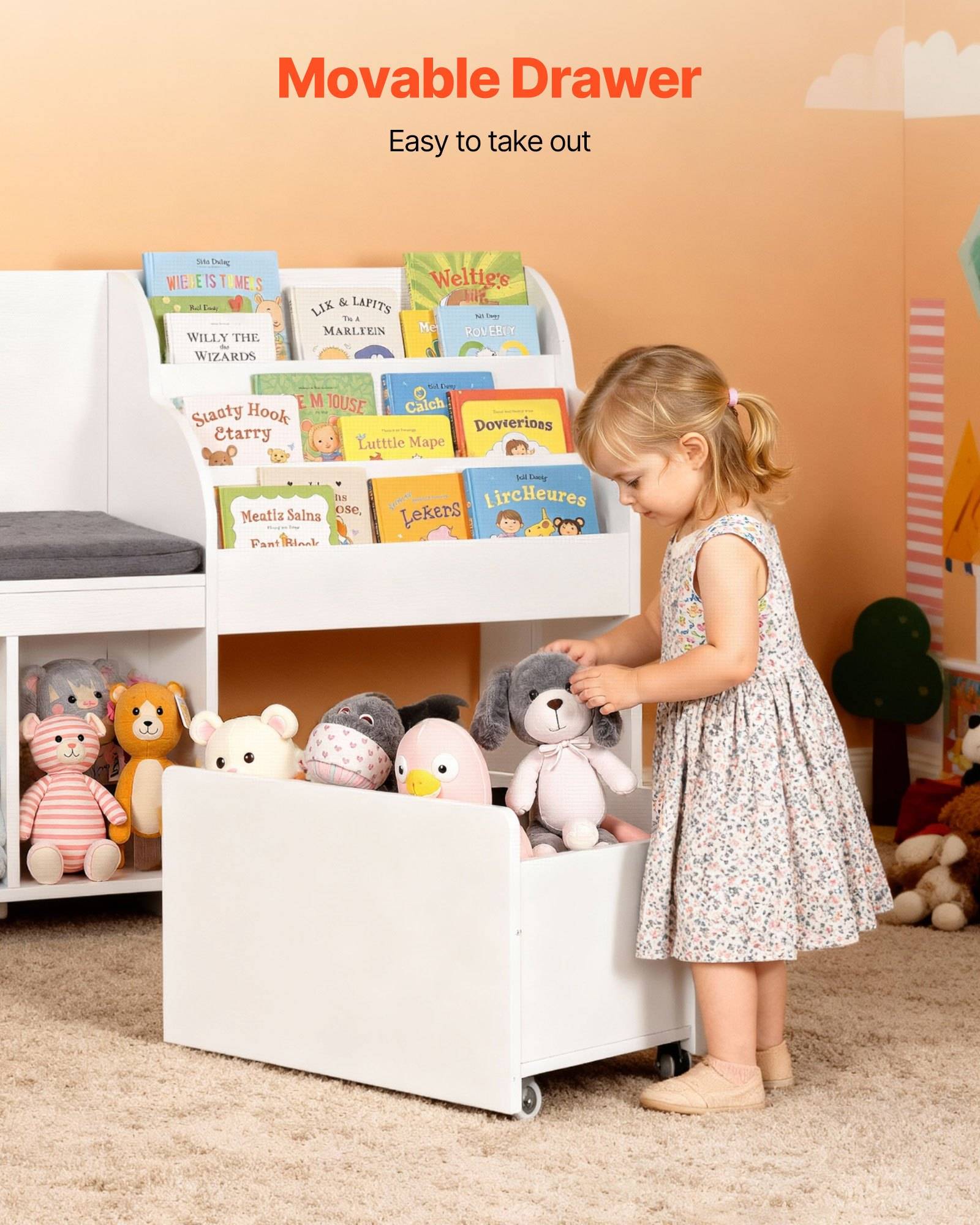 Junges Mädchen in einem Blumenkleid zieht eine weiße bewegliche Schublade voller Plüschtiere in einem Spielzimmer mit einem niedrigen Bücherregal und Büchern heraus.