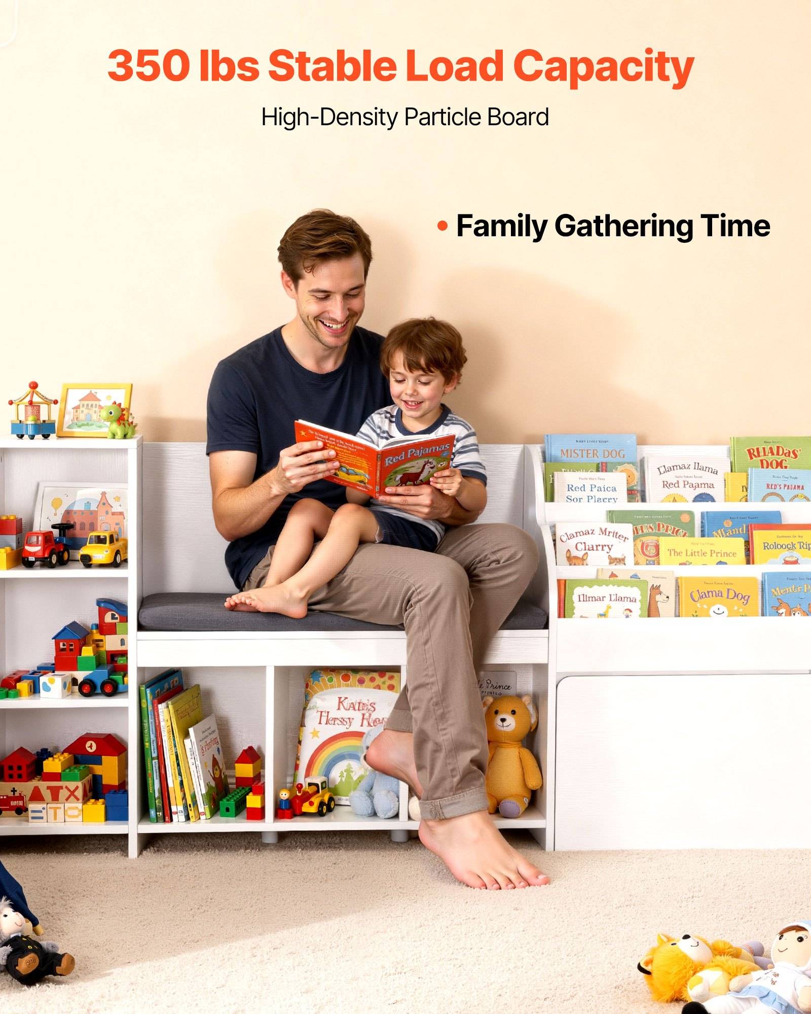 Vater und kleiner Sohn lesen zusammen auf einer Spielzeugstorage-Bank in einem Kinderzimmer; der Text besagt „Tragfähigkeit von 350 lbs" und „Zeit für Familientreffen"".