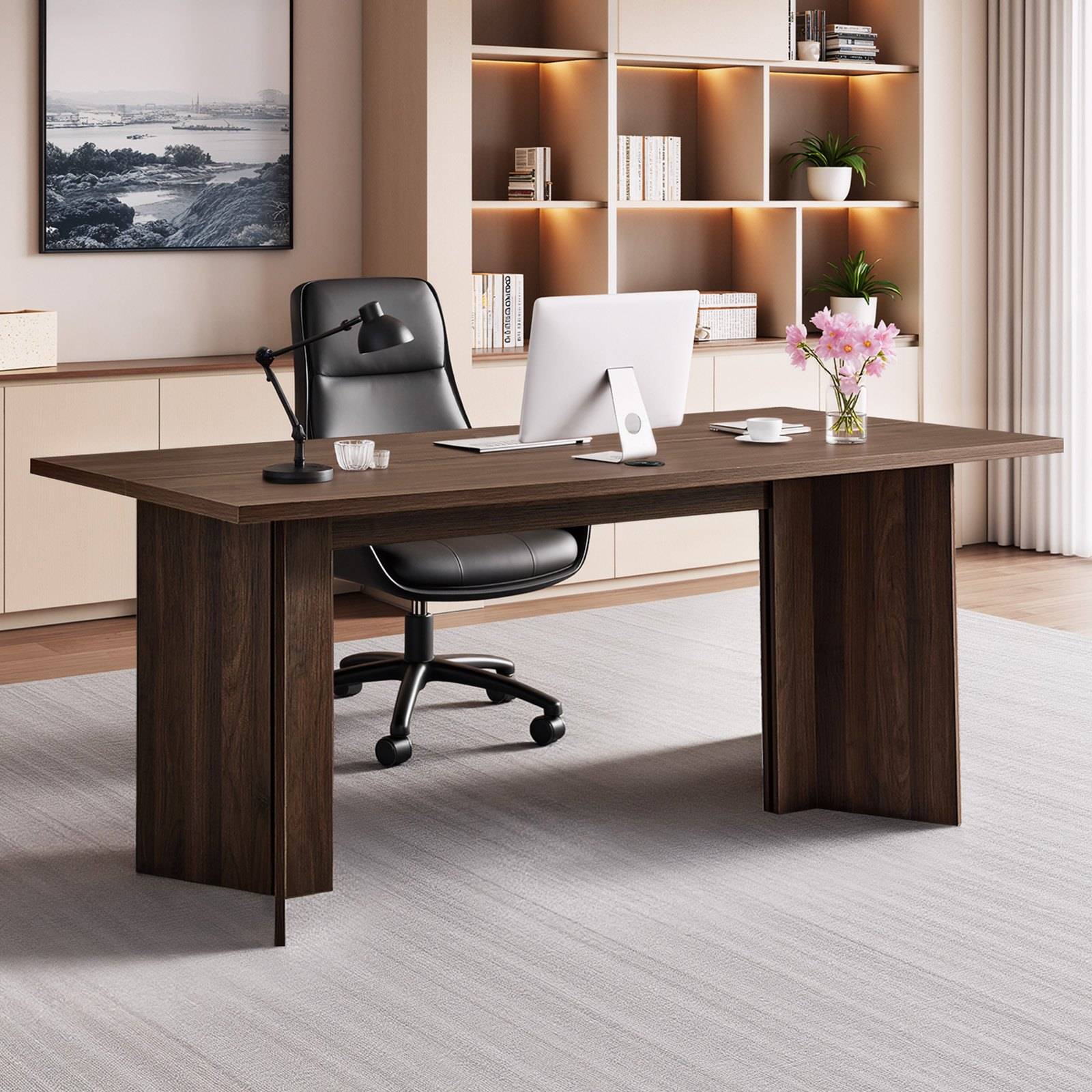 Modernes Homeoffice mit einem dunklen Holzschreibtisch, schwarzem Stuhl, Computermonitor, Schreibtischlampe, Regalen und einer Vase mit rosa Blumen.