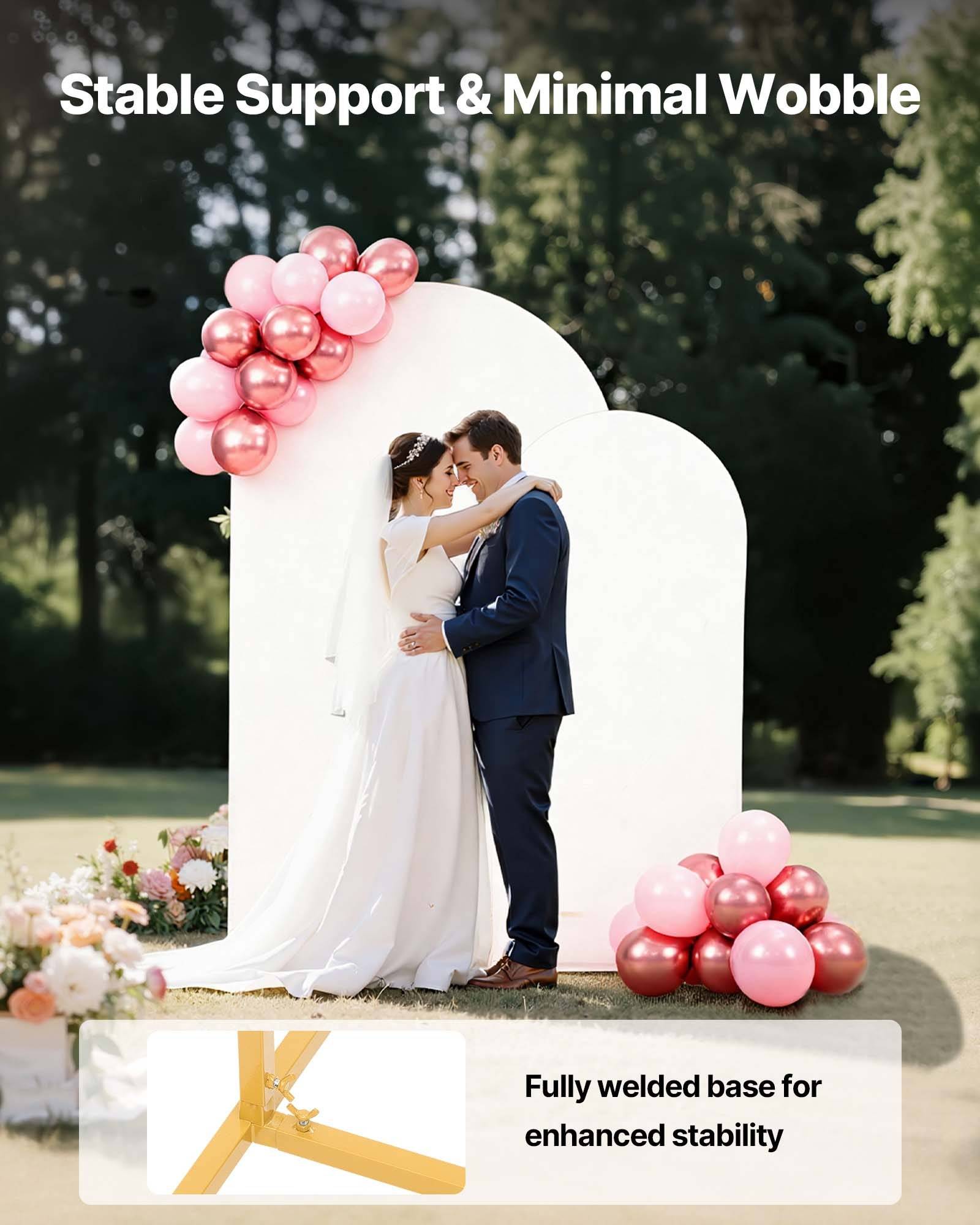 Hochzeitspaar küsst sich unter einem weißen Bogen mit rosa Ballons; die Bildunterschrift lautet „Stabile Unterstützung & Minimales Wackeln" und „Vollgeschweißte Basis für verbesserte Stabilität"".