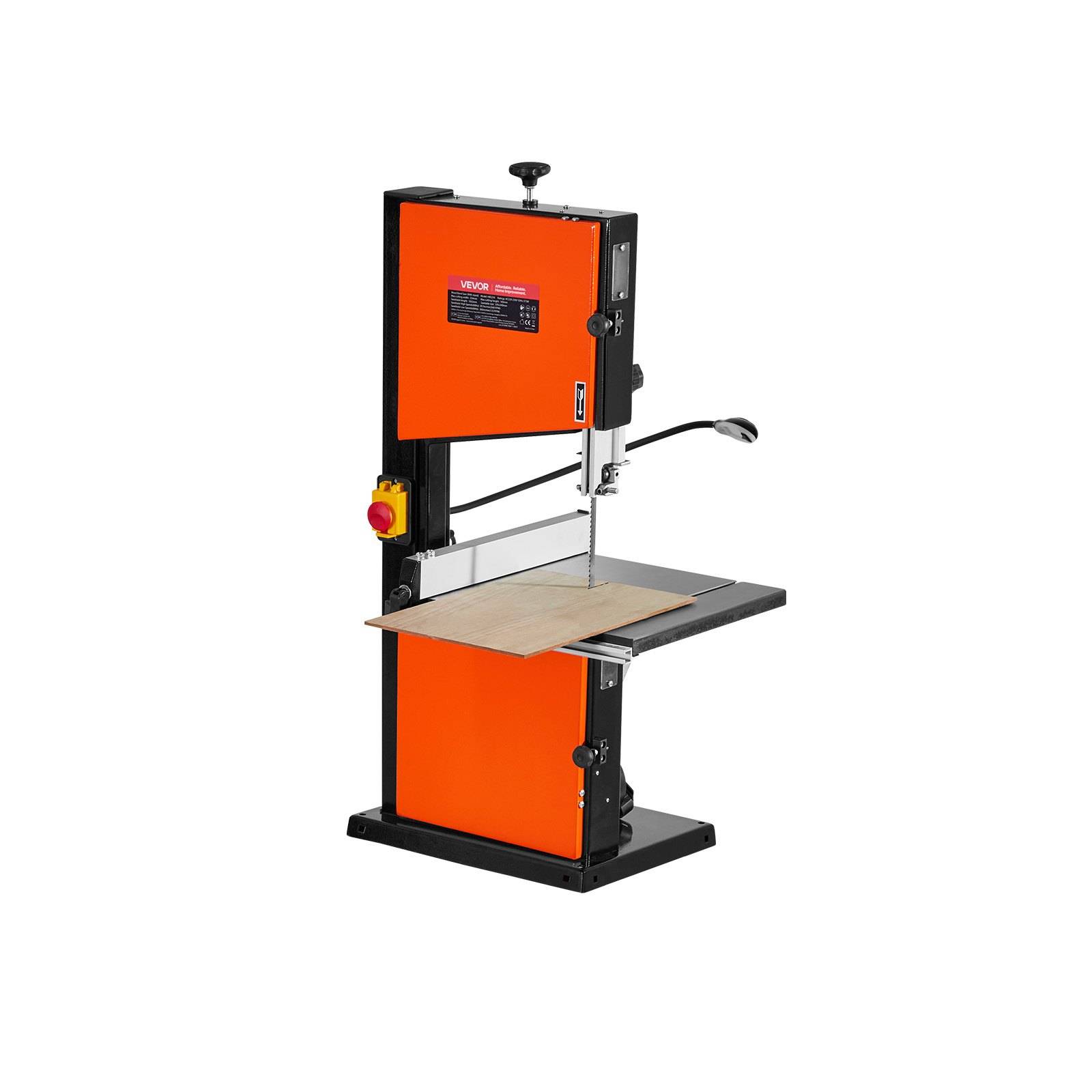 Orange-schwarze Vertikalbandsäge mit Metalwerkbank, Schienführung und Sicherheitsschalter, auf weißem Hintergrund dargestellt.