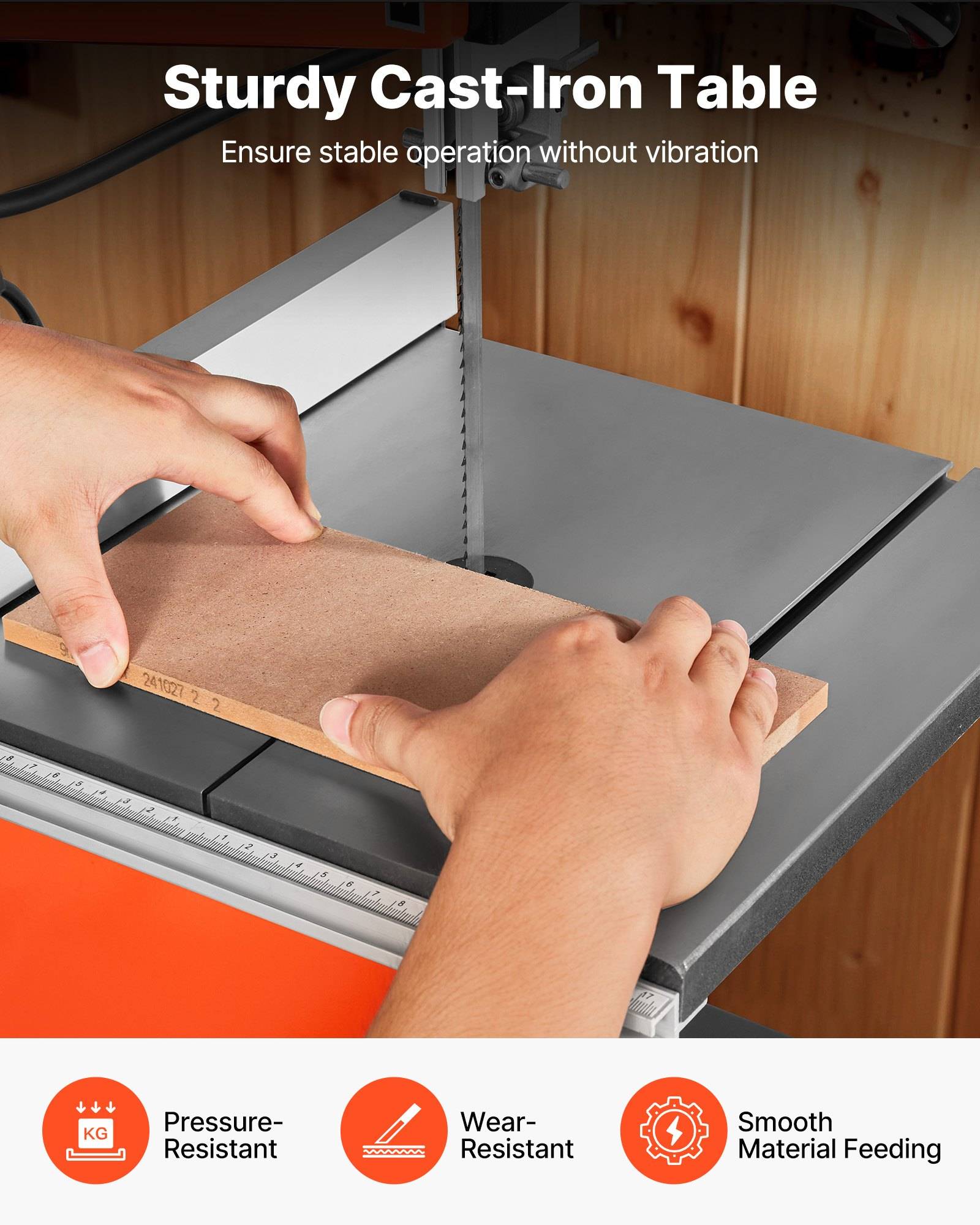 Hände, die Holz auf einer gusseisernen Tischkreissäge führen, mit Text, der einen stabilen Tisch für stabile, vibrationsfreie Bedienung und Druck-, Verschleiß- und sanfte Vorschubfunktionen bewirbt.
