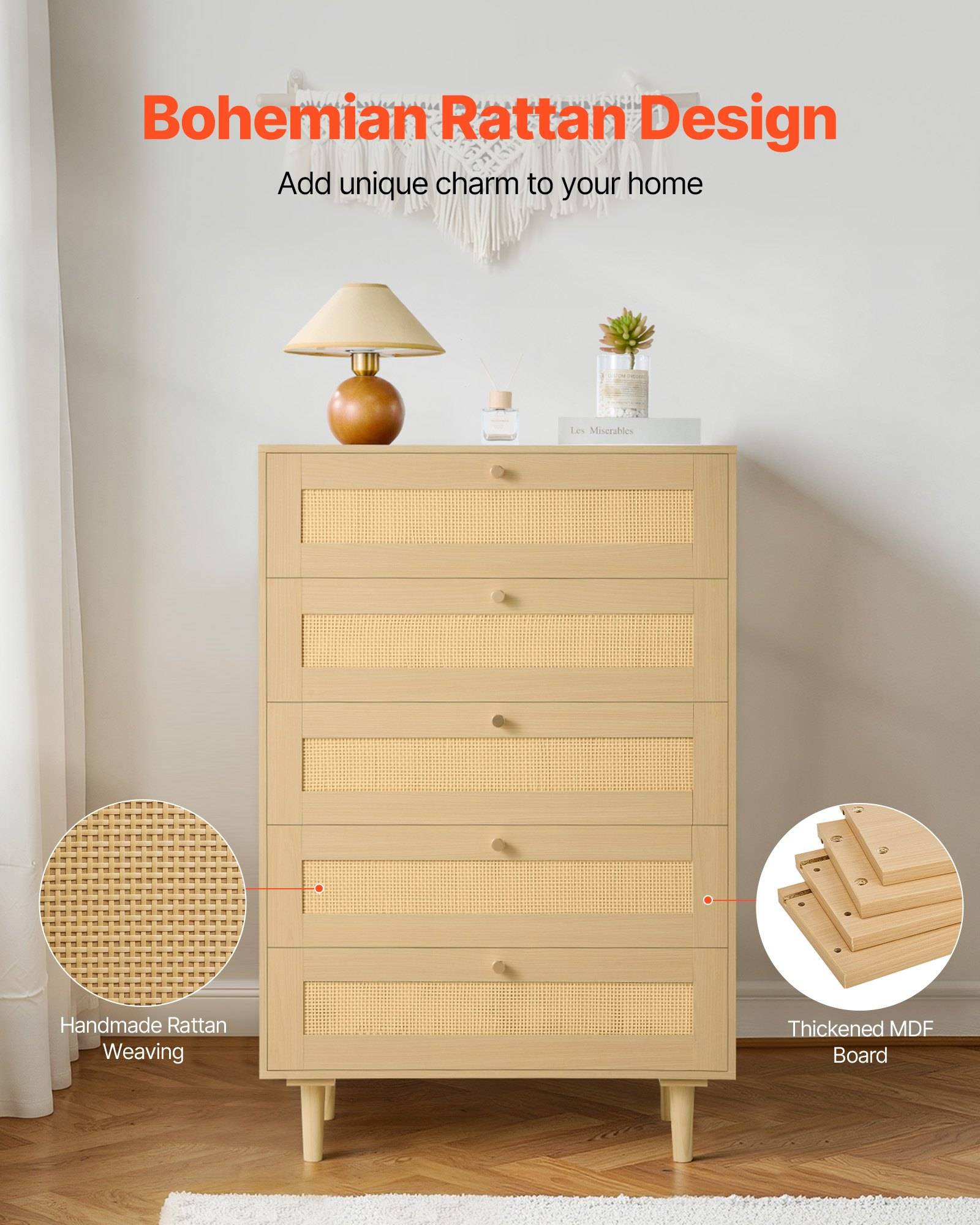 Böhmische Rattankommode mit fünf Schubladen, Lampe und Dekoration oben, gekennzeichnet mit "Handgefertigte Rattanflechterei"" und ""Verstärkte MDF-Platte"".