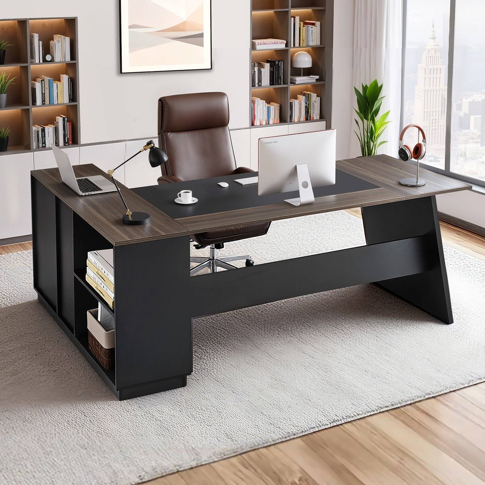 Modernes Homeoffice mit einem großen dunklen Holzschreibtisch, Stuhl, Computermonitor, Laptop, Lampe und Bücherregalen neben einem Fenster.