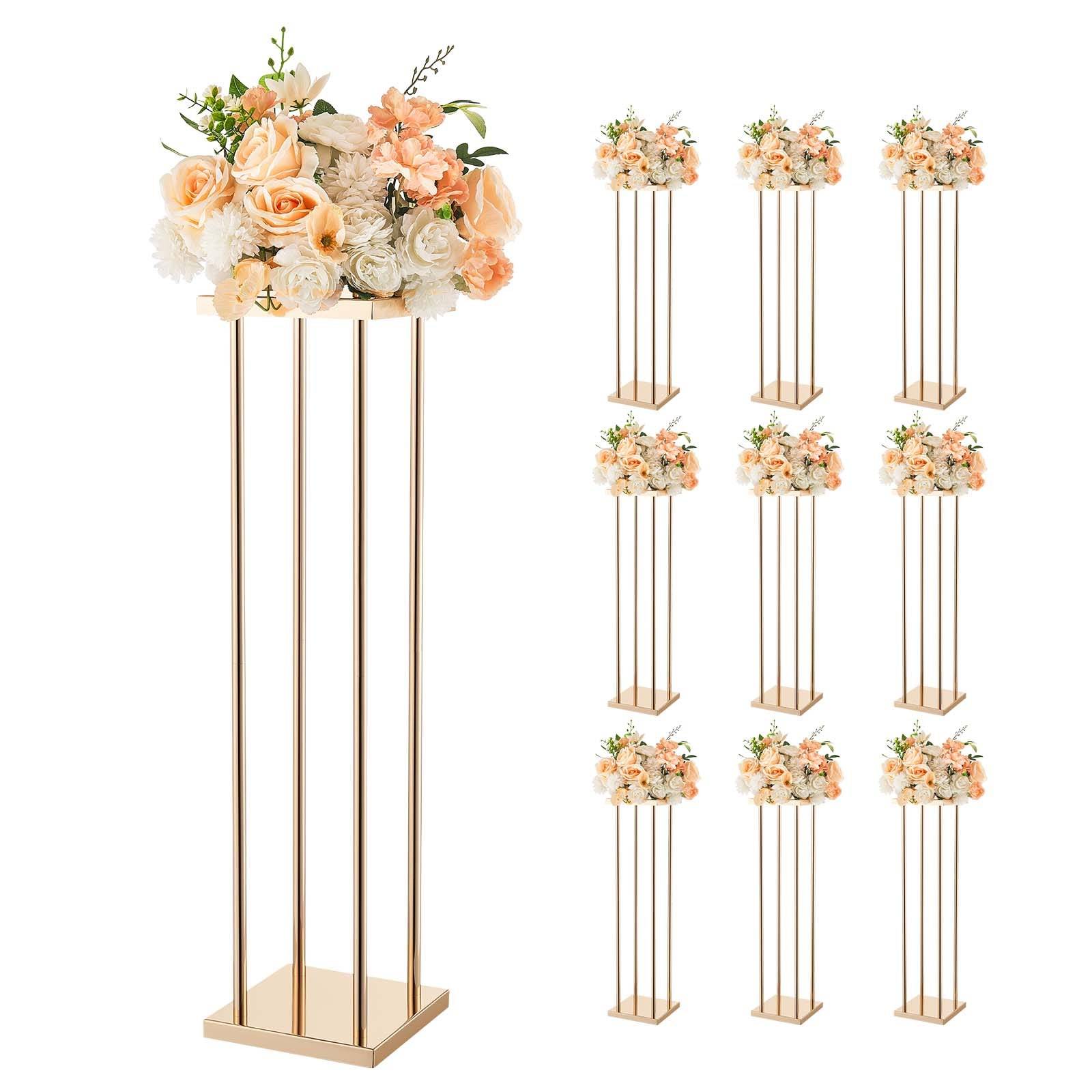Goldfarbene Blumenständer mit Pfirsich- und weißen Blütenarrangements, dargestellt als ein großer Ständer und mehrere kleinere Ständer auf weißem Hintergrund.