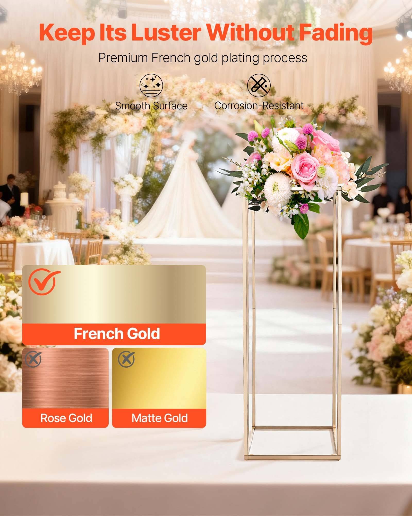 Werbebild eines goldfarbenen Metallblumenständers in einer Hochzeitsvenue, mit der Beschriftung „Behalten Sie seinen Glanz ohne zu verblassen" und Vergleich der Oberflächen French Gold, Rose Gold und Matt Gold.