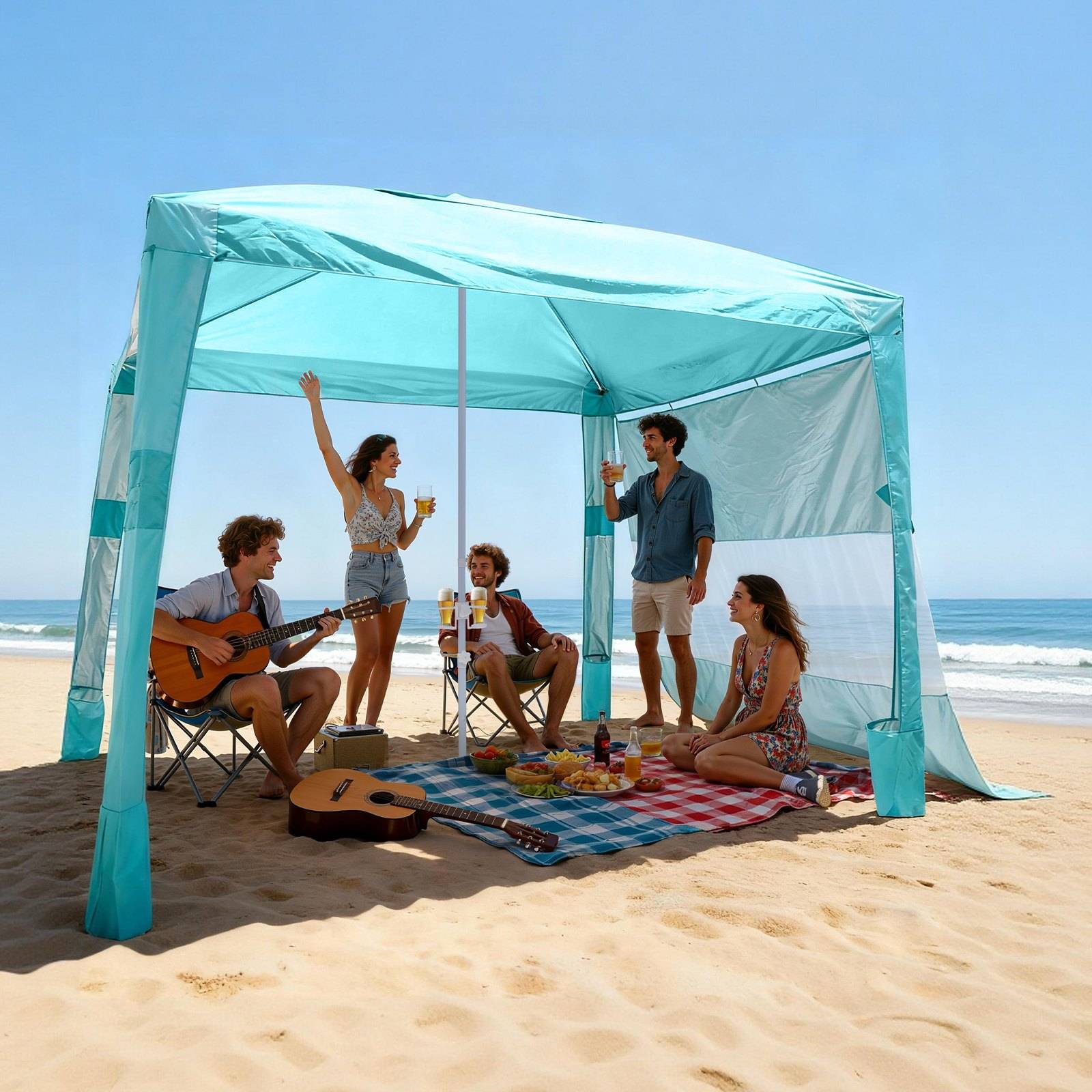 Freunde machen ein Picknick und spielen Musik unter einem türkisfarbenen Strandschirm im Sand am Meer, mit Getränken und einer Gitarre auf einer Decke.