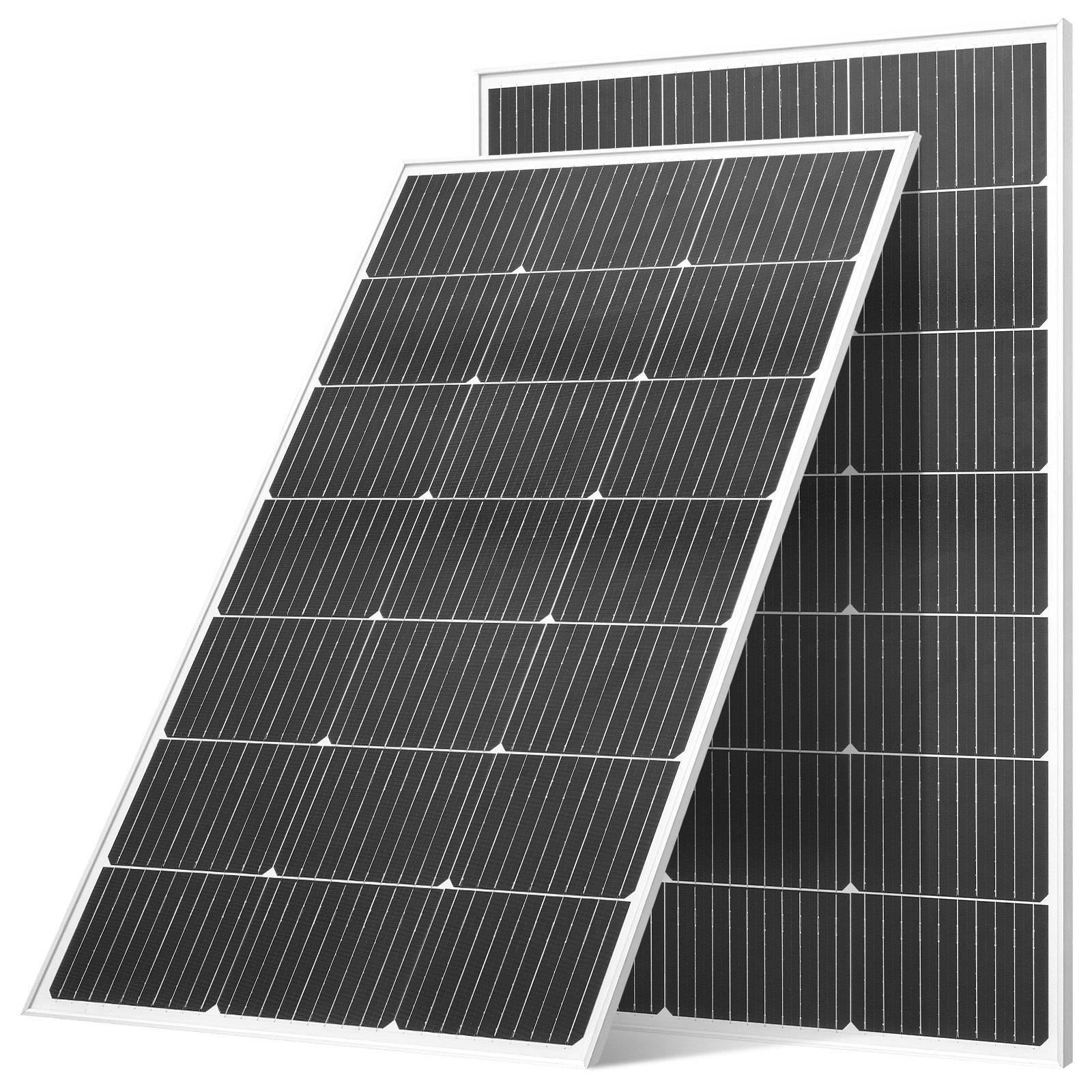 Zwei Solarpanele lehnen aneinander, gezeigt auf einem schlichten weißen Hintergrund.