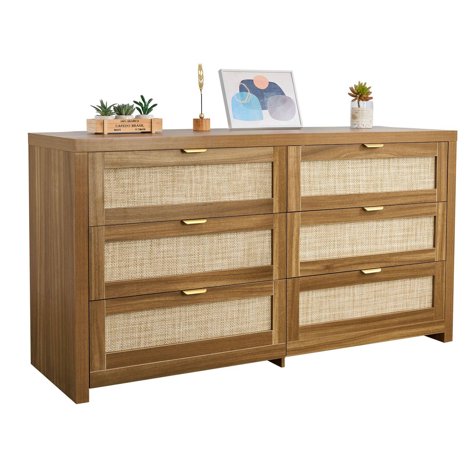 Hölzernes Sideboard mit sechs Schubladen, Schubladen mit gewebten Frontpaneelen und goldenen Griffen, gezeigt mit kleinen Pflanzen und gerahmter Kunst oben.