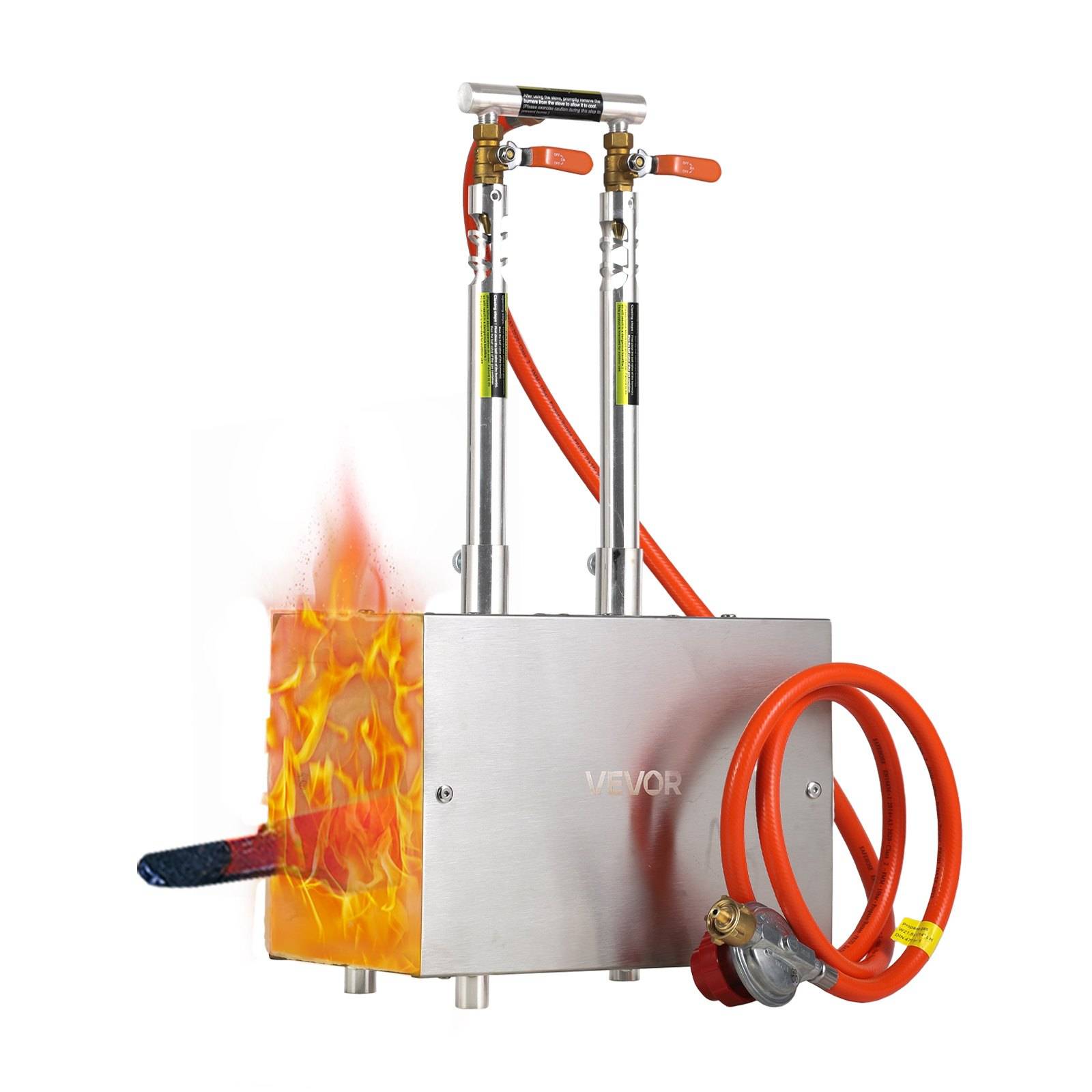 Tragbarer Propangasbrenner mit sichtbaren Flammen auf der linken Seite und angeschlossenem rotem Gasschlauch sowie Regler an einer Edelstahleinheit.