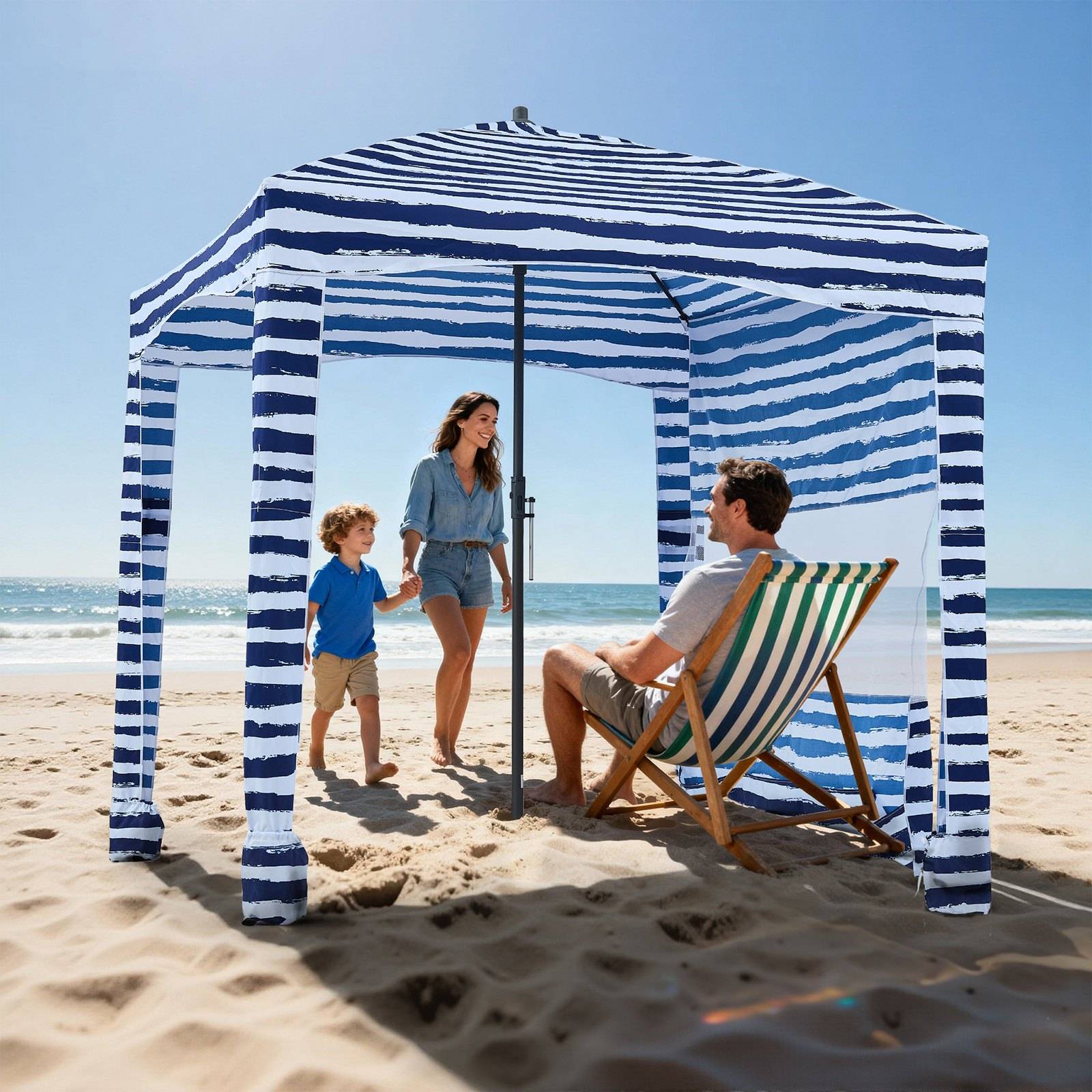 Familie entspannt sich unter einem gestreiften Strandpavillon: ein sitzender Mann, eine stehende Frau und ein Kind an einem sonnigen Sandstrand am Meer.