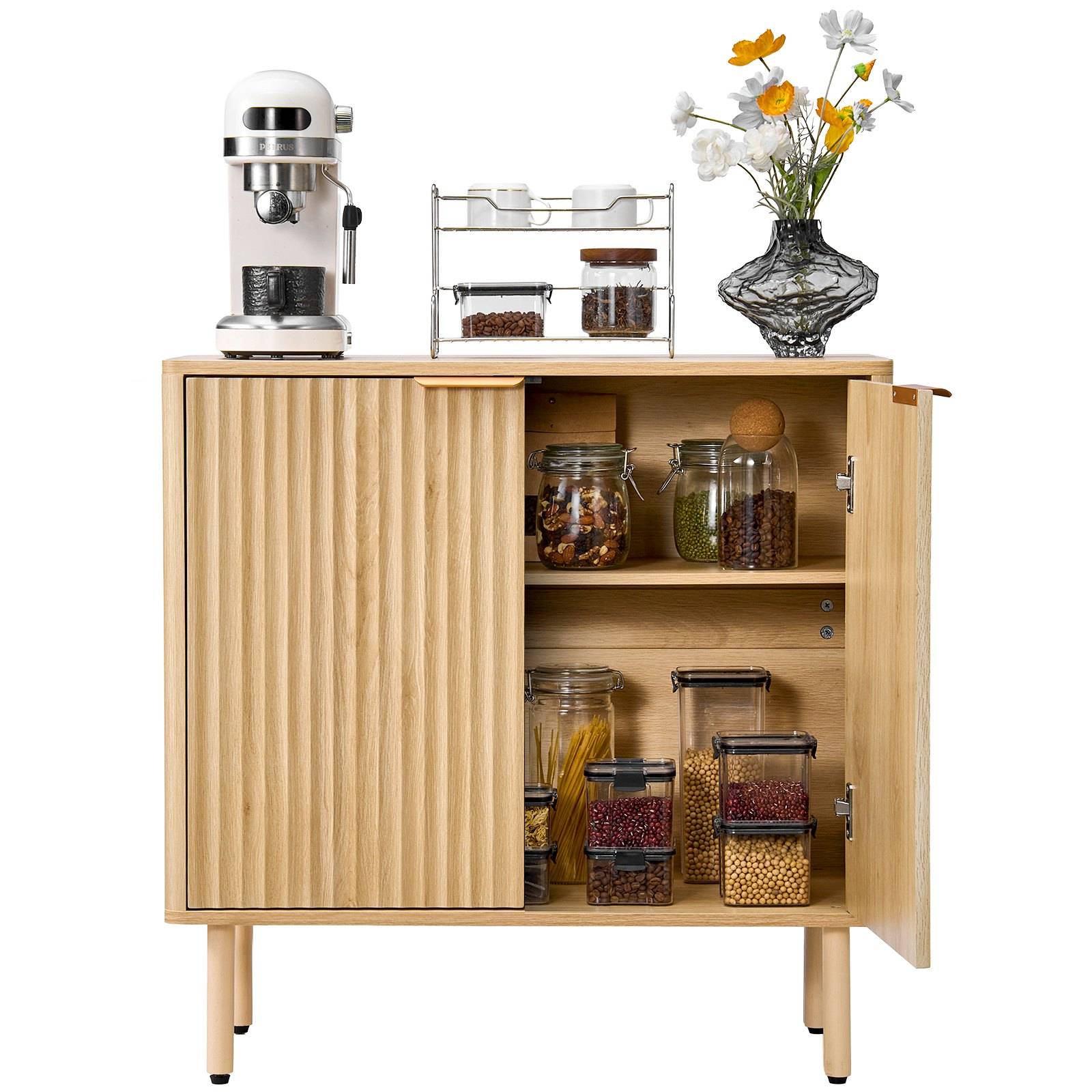 Holzschrank mit offener Lagerung mit Glasgefäßen voller Lebensmittel, oben mit einer Kaffeemaschine, einem Gewürzregal und einer Blumenvase ausgestattet; eine Tür offen.