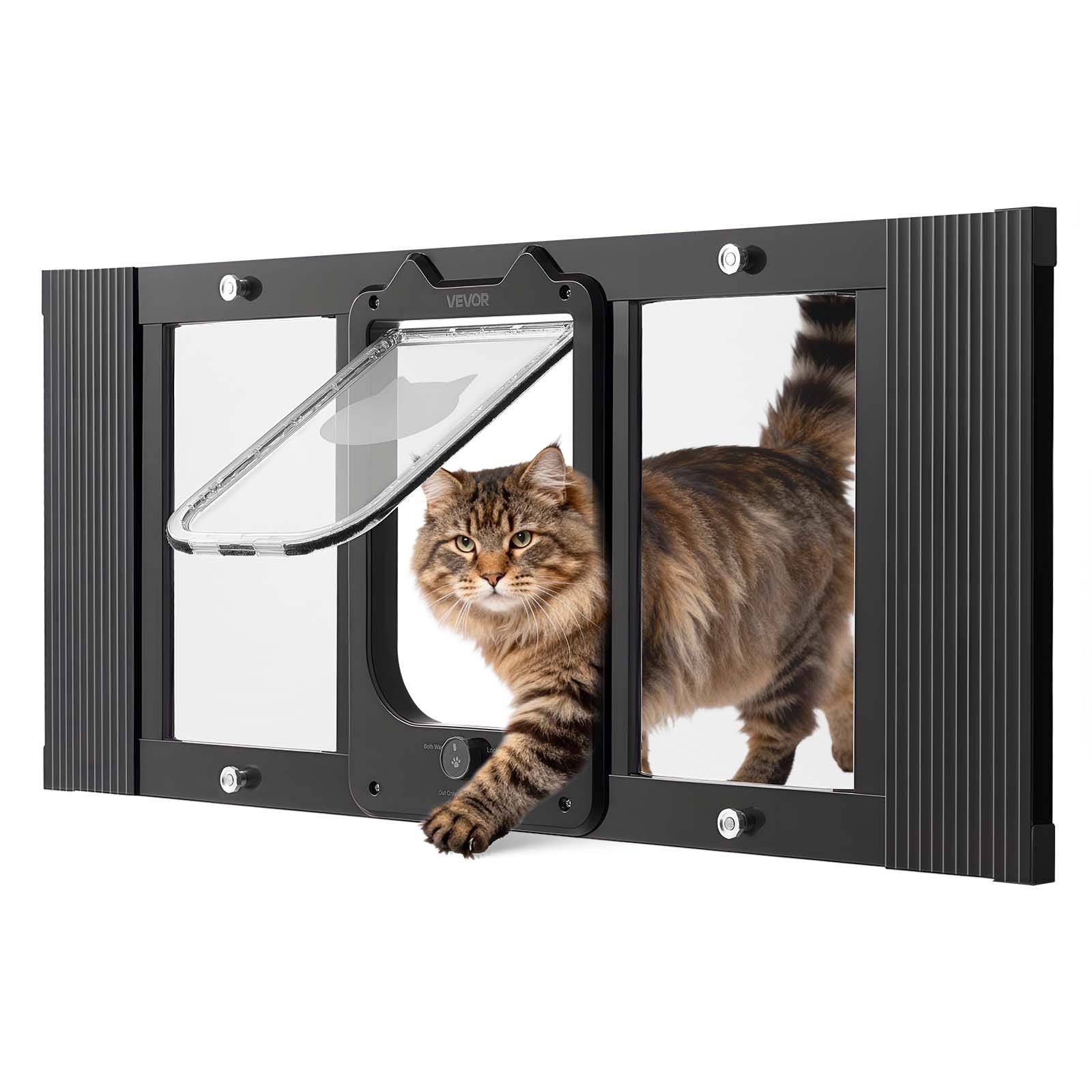 Eine flauschige Tabby-Katze tritt durch eine transparente Klappe in einem schwarzen Haustiertürrahmen hindurch.