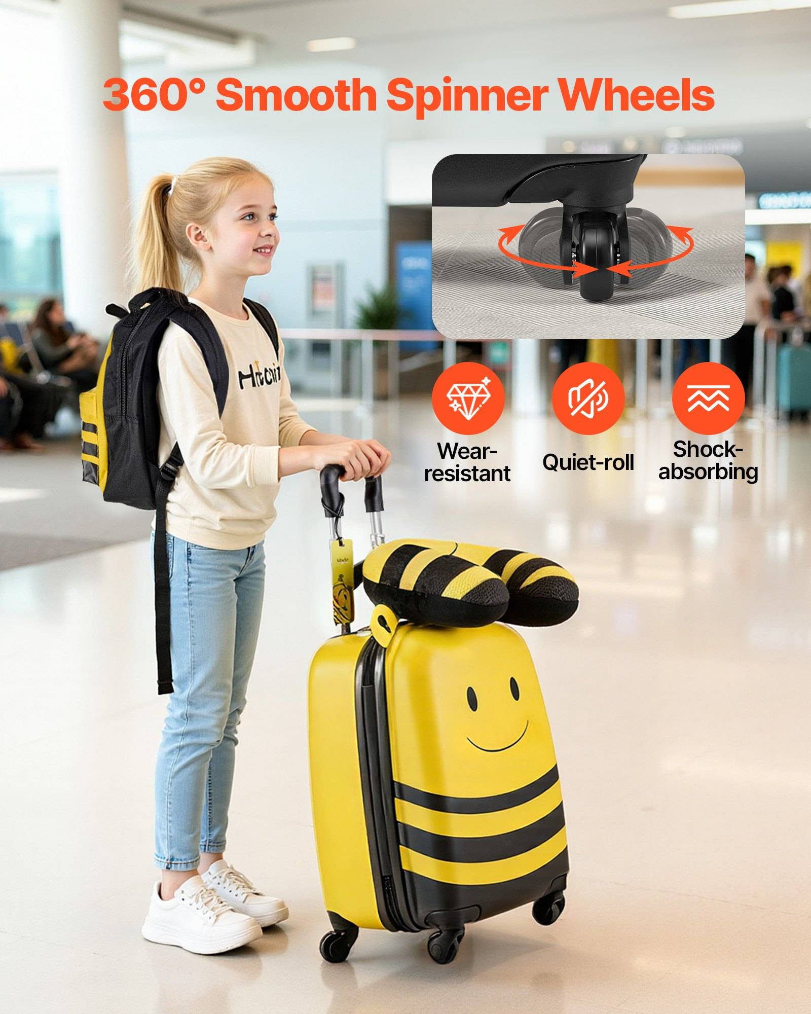Ein Mädchen an einem Flughafen steht neben einem gelb gestreiften Koffer mit 360°-Spinner-Rollen, die verschleißfeste, leise rollende und stoßdämpfende Eigenschaften hervorhebt.