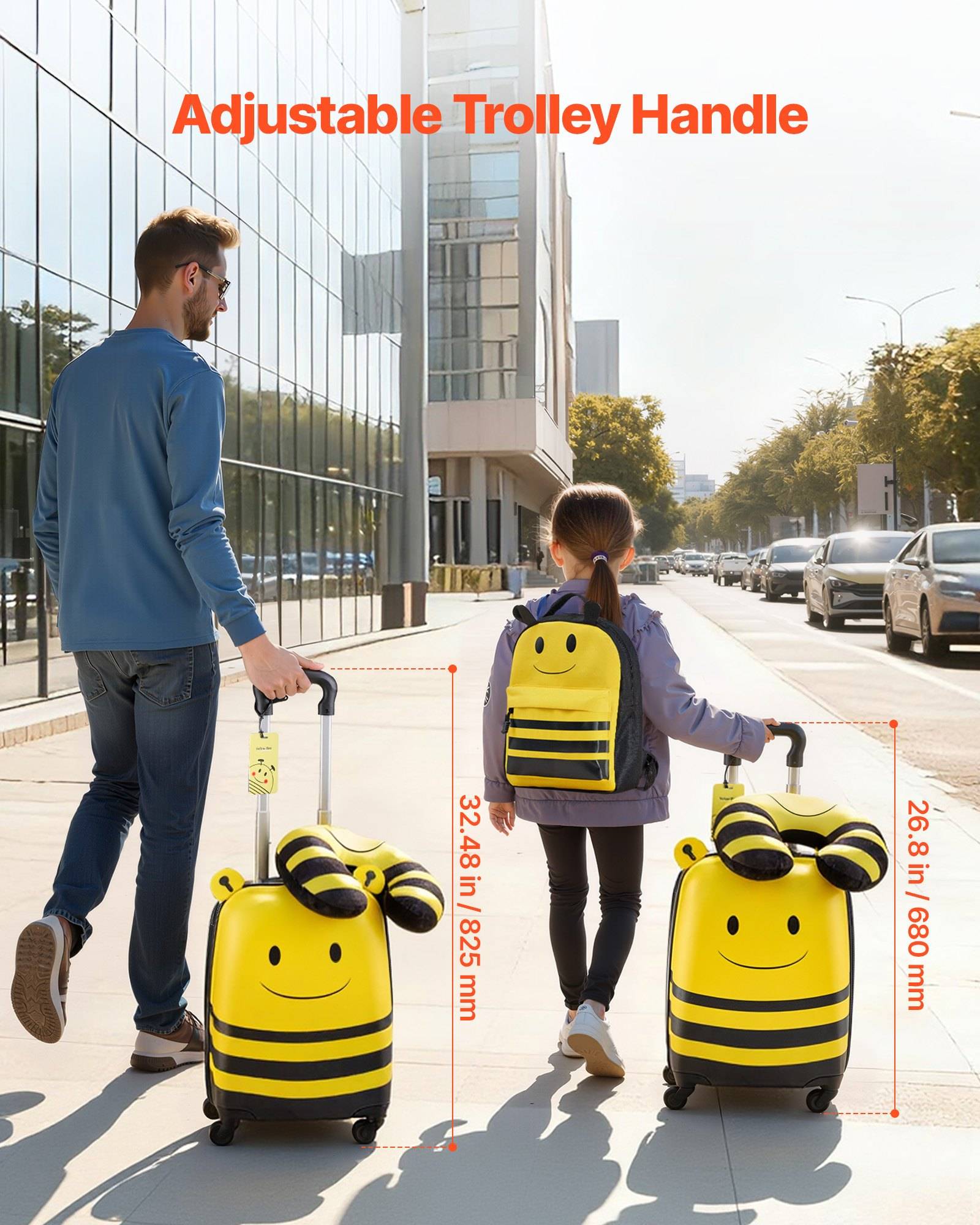 Mann und Kind gehen auf einem Gehweg in der Stadt und führen gelbe bienenförmige Rollkoffer mit sich; der Text besagt „Verstellbarer Trolleygriff" und zeigt Griffhöhenmessungen.