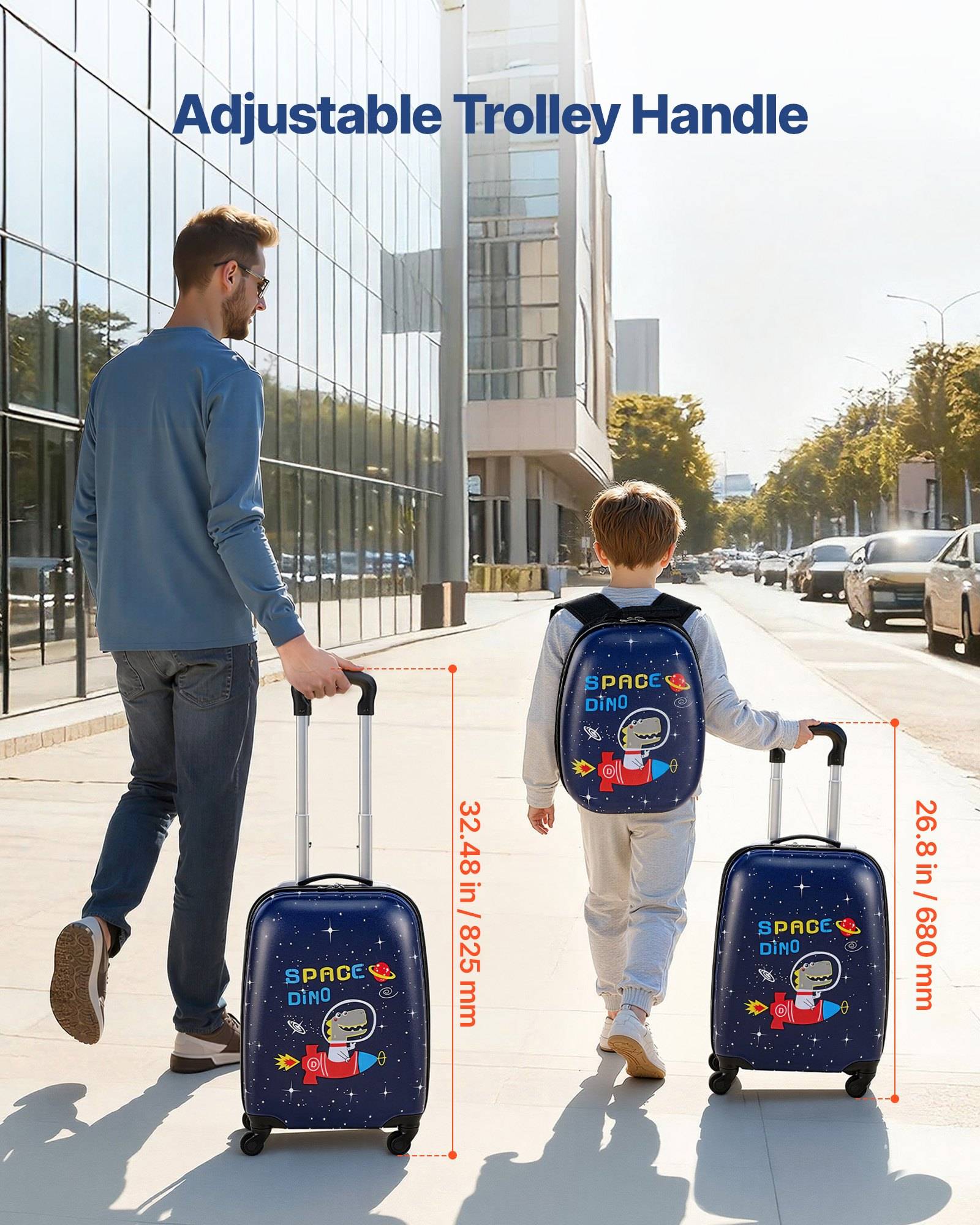 Mann und Kind gehen mit Raumfahrt-Design-Koffern auf Rollen; Text hebt die "Verstellbarer Trolleybügel"" hervor und zwei Griffhöhen: 32,48 Zoll/825 mm und 26,8 Zoll/680 mm.