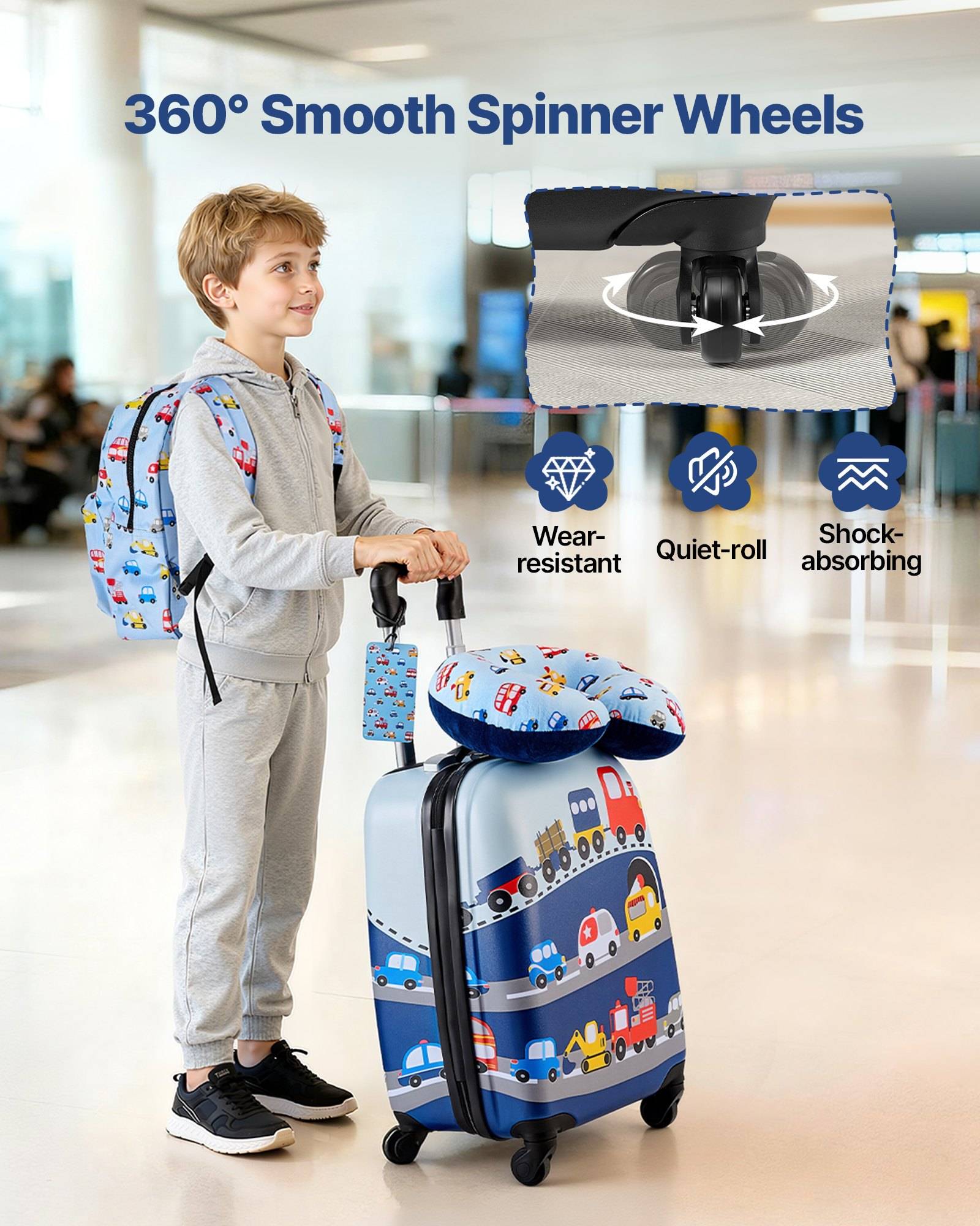 Ein Junge steht mit einem Kinderrollkoffer und einem Rucksack am Flughafen, beworden mit „360° Smooth Spinner Wheels" und Funktionen: verschleißfest, leises Rollen, stoßdämpfend.