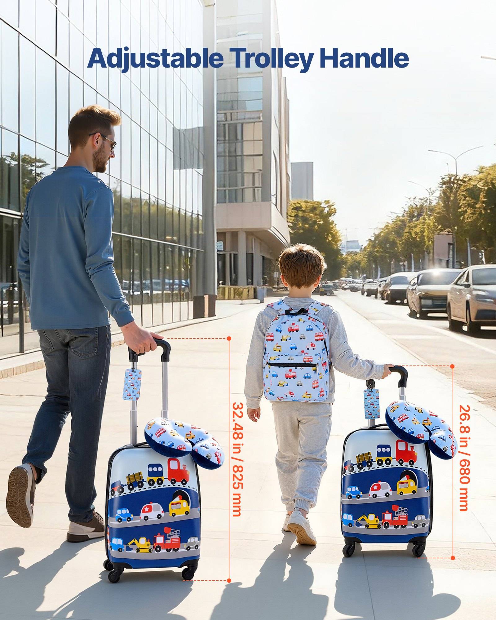 Mann und Kind gehen mit Schul-Rucksäcken auf Rädern, die mit „Verstellbarem Trolley-Griff" beschriftet sind; rote Messwerte zeigen Griffhöhen von 32,48 Zoll und 26,8 Zoll.
